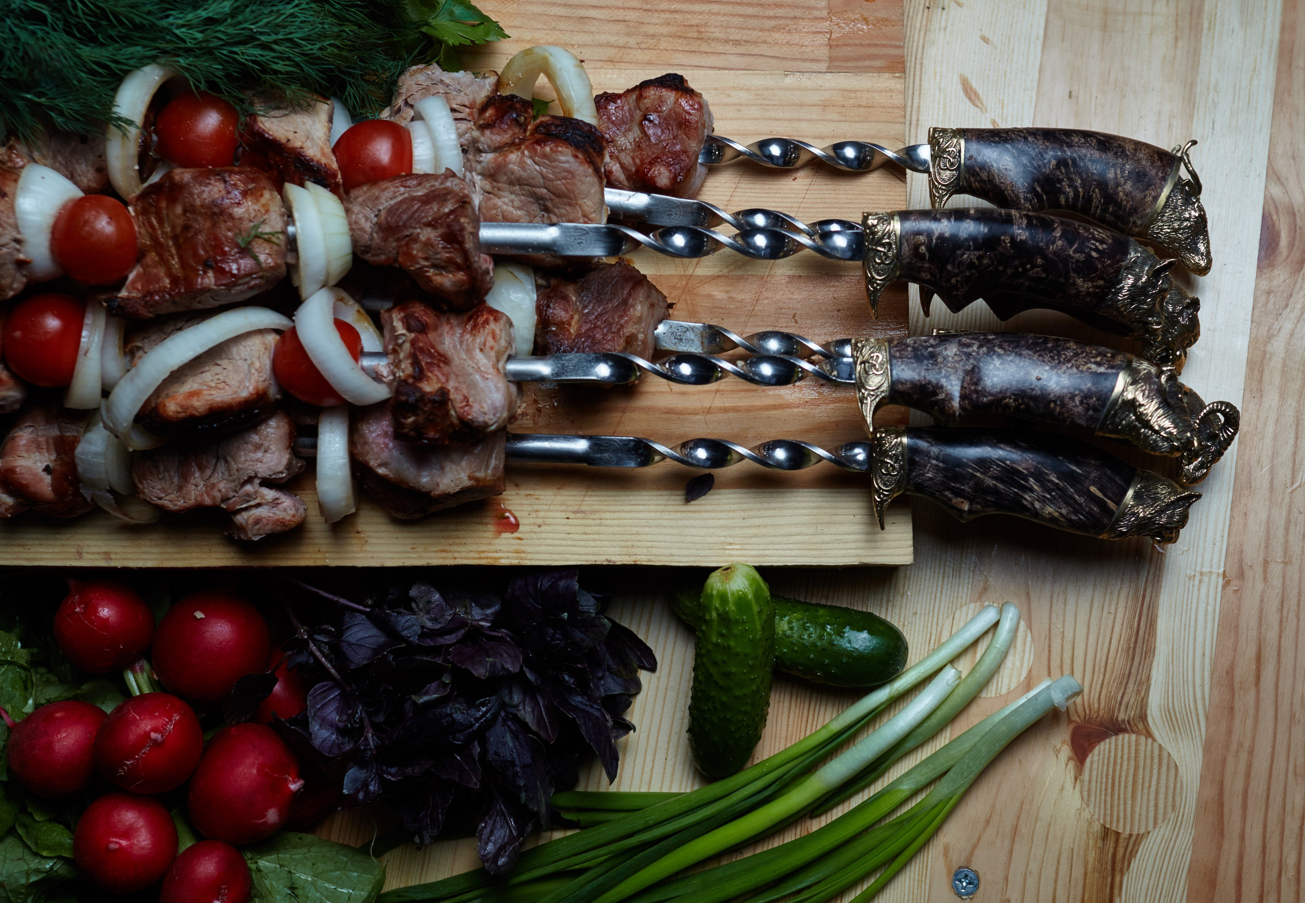 Brochettes de viande grillée servies sur planche en bois avec légumes frais – photographie culinaire professionnelle en Bourgogne