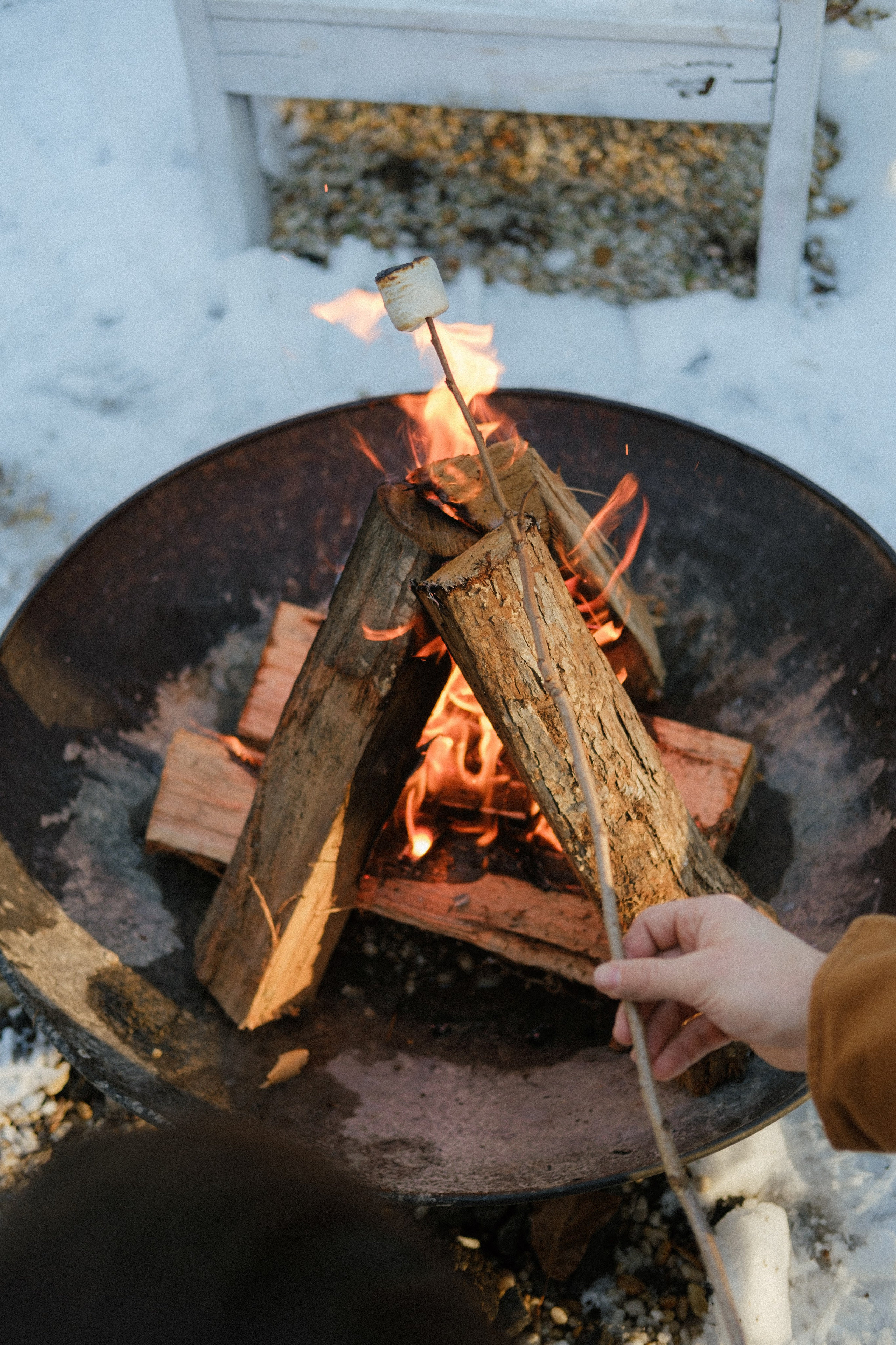 Snowy Family Photo Session at a Cozy Cottage Near Richmond, VA. Family Photographer Anna Dobrovolskaia | Richmond, VA