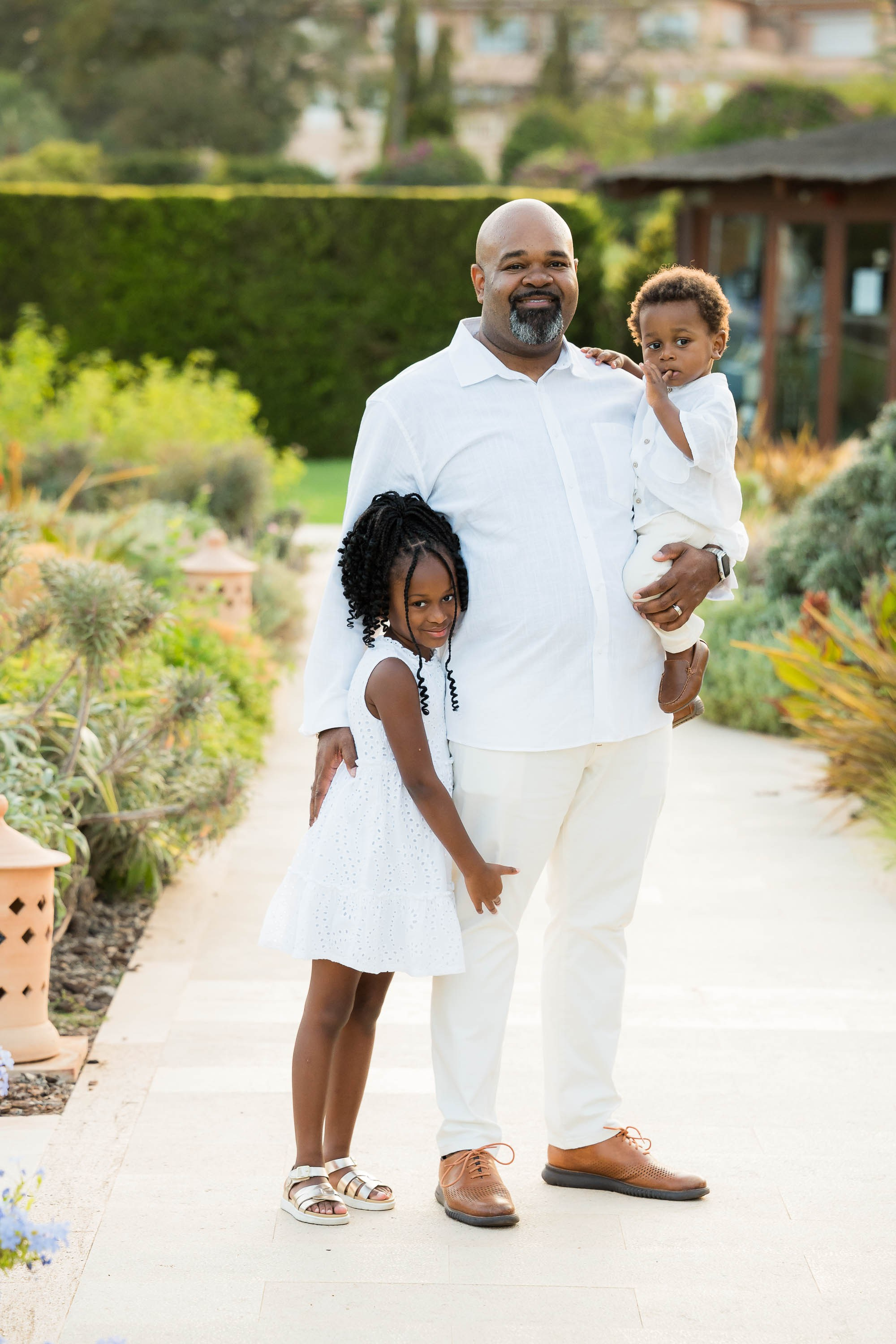 Vater und Kinder beim Familienportrait im St. Regis Mardavall auf Mallorca
