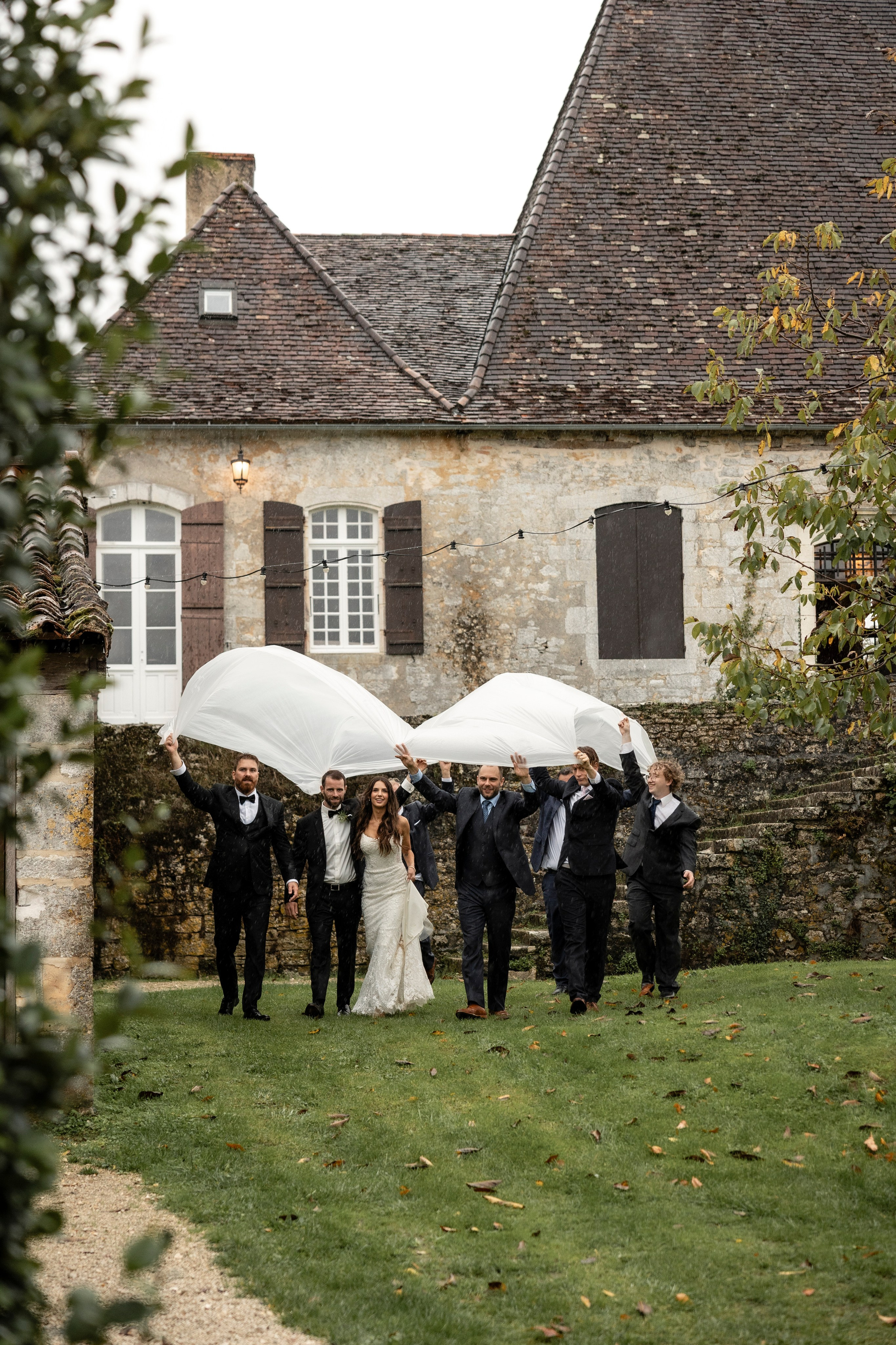 A romantic rainy-day wedding at Château Lagut. Eugenie Smirnova — wedding, corporate and lifestyle photographer in Toulouse and Southwest France