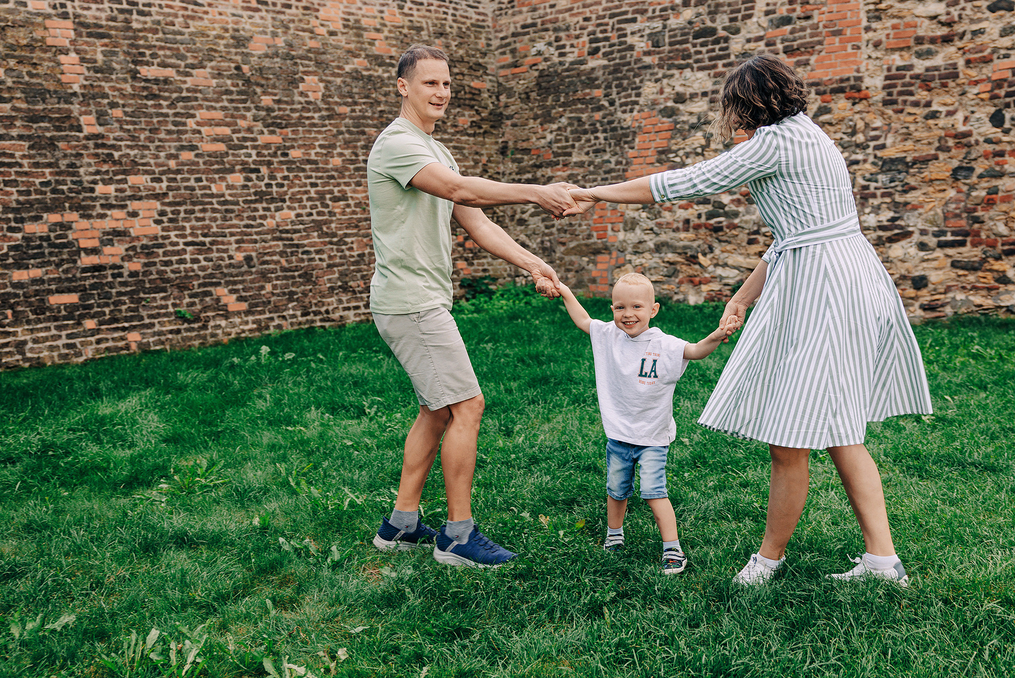 Таня, Андрей и Паша на прогулке. Family and wedding photographer in Prague Natalia Fedori