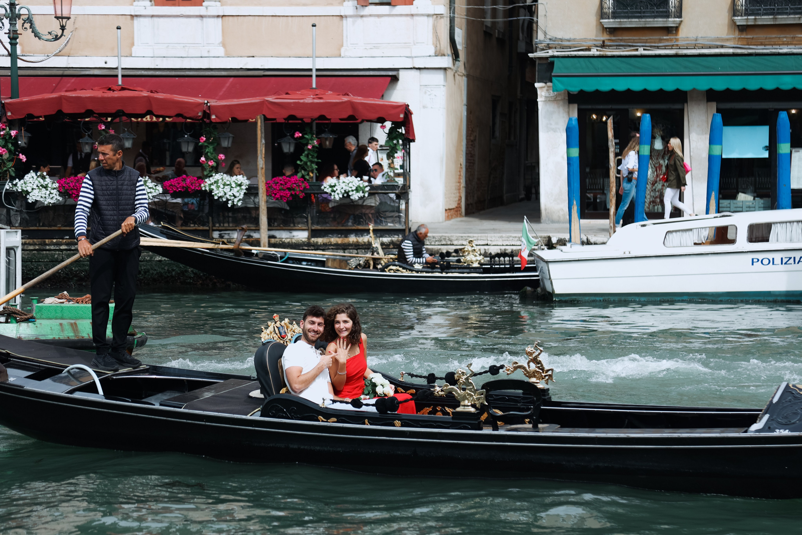 Surprise proposal on a Gondola Ride, Lola & Andy. Photographer in Venice, Viktoria Antonova