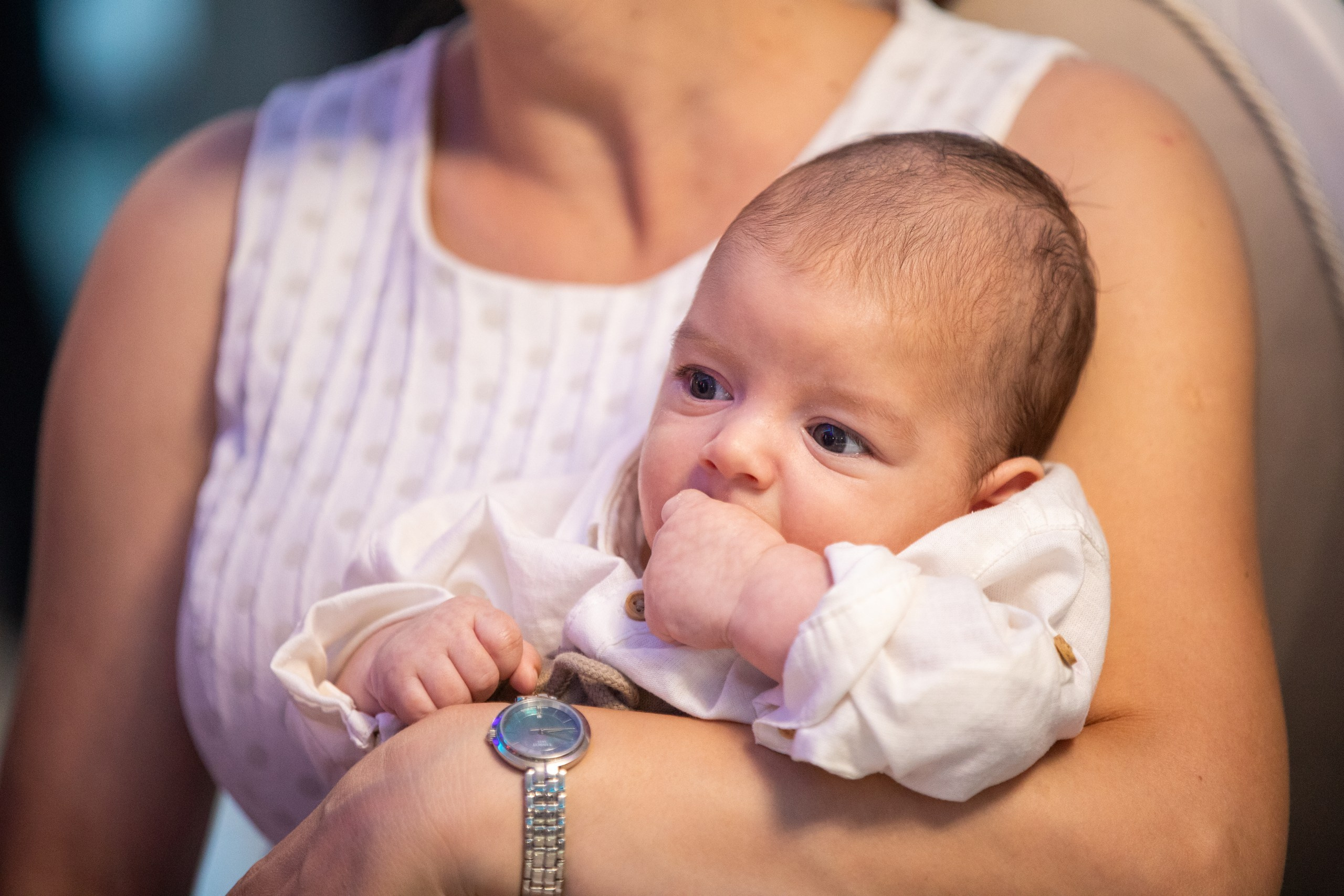 fotograf botez , fotografie botez Botoșani, fotograf Alin Chirilă, amintiri botez, fotografii botez, botez Miruna Parascheva, fotograf copii, fotografie botez în Botoșani-alt="botez , fotografie botez Alin Chirilă, amintiri botez, fotografii emoționante botez Botoșani"-- fotografii-botez-bebelus- amintiri-botez-micuț- moment-sfânt-crestinare- fotografie-emotionanta-botez- detalii-botez-bebelusi- parinti-fericiti-la-botez- fotograf-botez-profesionist- botez-in-biserica-ortodoxa- micuț-botezat-cu-emoție- zâmbete-și-lacrimi-la-botez- bebeluș-la-cristelniță- decor-botez-colorat- botez-cu-dragoste-și-credință- emotie-pura-la-botez- fotograf-botez-botosani- botez-iasi-suceava-fotograf- amintiri-nepretuite-botez-- Preotul ținându-l pe micuțul Mathias Gabriel la botez, în biserica Înălțarea Domnului, Copălău - Detalii de la botezul lui Mathias – lumânare, trusou și icoană - Familia lui Mathias Gabriel alături de micuț, în ziua botezului - Portret emoționant cu mama și bebelușul în brațe, în biserică,fotograf profesionist evenimente Botoșani, Iași, Suceava, Fălticeni, Bacău, Pașcani, Roman - AlinoFotoStudio by Alin Chirilă - servicii foto nuntă, botez, cununie, ședințe foto creative, albume personalizate, fotografii emoționante și calitative pentru cele mai importante momente din viață,fotograf nuntă Botoșani Alin Chirilă, ședință foto botez Iași - AlinoFotoStudio, servicii fotograf profesionist evenimente Suceava, fotograf cununie civilă Fălticeni - Alin Chirilă, album foto nuntă personalizat Bacău.“Bebeluș botezat în biserică, ținut în brațe de nași” • “Detaliu cu lumânarea de botez decorată cu flori albe” • “Părinți emoționați alături de copilul lor la ceremonia de botez” • “Masa festivă de botez cu decor tematic și tort personalizat” • “Momentul în care preotul toarnă apă sfințită pe fruntea bebelușului” “Bebeluș în rochie albă de botez, zâmbind în brațele mamei” • “Detaliu cu cruciulița de botez așezată pe o pernă de satin” • “Părinți și nași aprinzând lumânările în timpul ceremoniei de botez” • “Tort de botez decorat cu figurine tematice și numele copilului” • “Copil botezat dormind liniștit în pătuțul decorat festiv” • “Momentul în care preotul binecuvântează copilul în fața altarului” • “Invitați adunându-se în jurul mesei festive la petrecerea de botez” • “Bebeluș ținând în mână o jucărie personalizată primită la botez” • “Familie fericită pozând împreună după ceremonia de botez” • “Decor tematic cu baloane și flori la locația petrecerii de botez” fotograf Botoșani fotograf evenimente fotograf botez Alin Chirila fotograf alinofotostudio.fotograf botez Amelis Maria, fotografie botez Botoșani, fotograf Alin Chirilă, amintiri botez, fotografii botez, botez Amelis Maria, fotograf copii, fotografie botez în Botoșani,