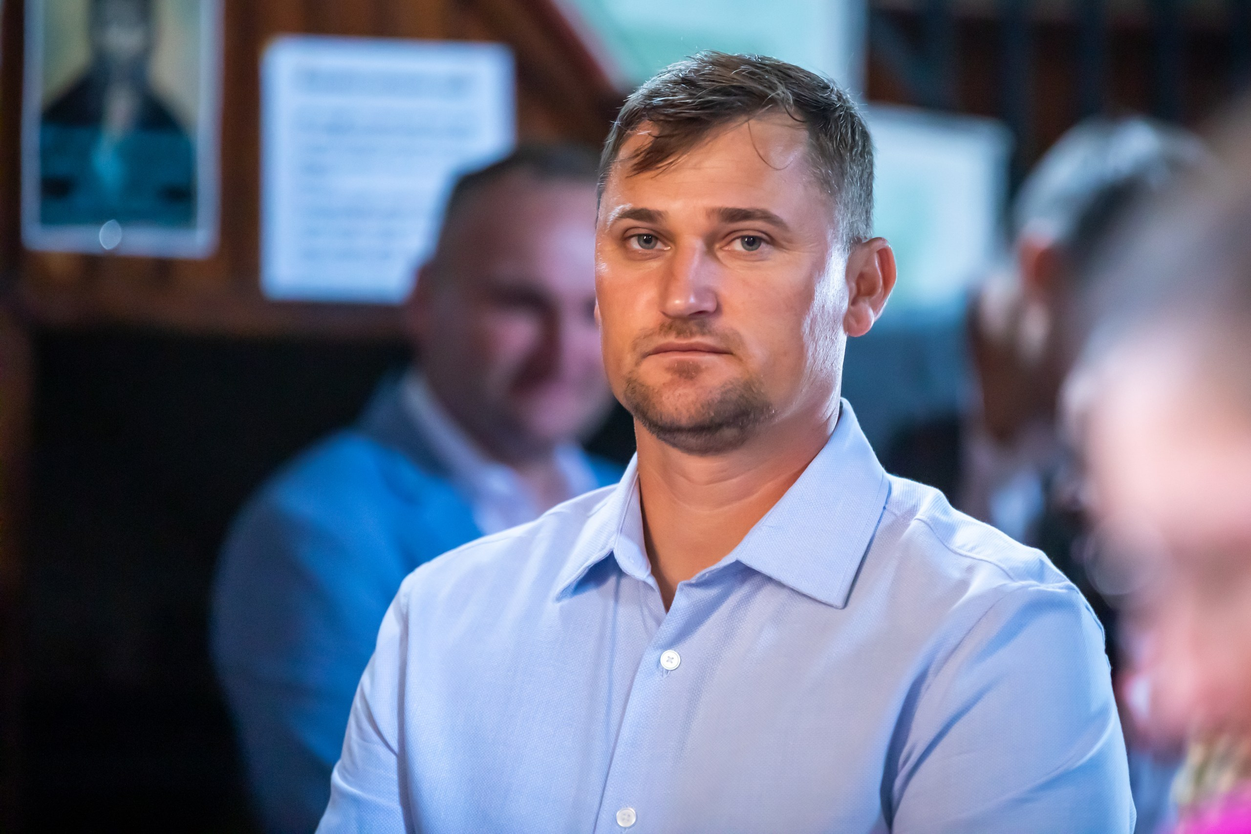 fotograf botez , fotografie botez Botoșani, fotograf Alin Chirilă, amintiri botez, fotografii botez, botez Miruna Parascheva, fotograf copii, fotografie botez în Botoșani-alt="botez , fotografie botez Alin Chirilă, amintiri botez, fotografii emoționante botez Botoșani"-- fotografii-botez-bebelus- amintiri-botez-micuț- moment-sfânt-crestinare- fotografie-emotionanta-botez- detalii-botez-bebelusi- parinti-fericiti-la-botez- fotograf-botez-profesionist- botez-in-biserica-ortodoxa- micuț-botezat-cu-emoție- zâmbete-și-lacrimi-la-botez- bebeluș-la-cristelniță- decor-botez-colorat- botez-cu-dragoste-și-credință- emotie-pura-la-botez- fotograf-botez-botosani- botez-iasi-suceava-fotograf- amintiri-nepretuite-botez-- Preotul ținându-l pe micuțul Mathias Gabriel la botez, în biserica Înălțarea Domnului, Copălău - Detalii de la botezul lui Mathias – lumânare, trusou și icoană - Familia lui Mathias Gabriel alături de micuț, în ziua botezului - Portret emoționant cu mama și bebelușul în brațe, în biserică,fotograf profesionist evenimente Botoșani, Iași, Suceava, Fălticeni, Bacău, Pașcani, Roman - AlinoFotoStudio by Alin Chirilă - servicii foto nuntă, botez, cununie, ședințe foto creative, albume personalizate, fotografii emoționante și calitative pentru cele mai importante momente din viață,fotograf nuntă Botoșani Alin Chirilă, ședință foto botez Iași - AlinoFotoStudio, servicii fotograf profesionist evenimente Suceava, fotograf cununie civilă Fălticeni - Alin Chirilă, album foto nuntă personalizat Bacău.“Bebeluș botezat în biserică, ținut în brațe de nași” • “Detaliu cu lumânarea de botez decorată cu flori albe” • “Părinți emoționați alături de copilul lor la ceremonia de botez” • “Masa festivă de botez cu decor tematic și tort personalizat” • “Momentul în care preotul toarnă apă sfințită pe fruntea bebelușului” “Bebeluș în rochie albă de botez, zâmbind în brațele mamei” • “Detaliu cu cruciulița de botez așezată pe o pernă de satin” • “Părinți și nași aprinzând lumânările în timpul ceremoniei de botez” • “Tort de botez decorat cu figurine tematice și numele copilului” • “Copil botezat dormind liniștit în pătuțul decorat festiv” • “Momentul în care preotul binecuvântează copilul în fața altarului” • “Invitați adunându-se în jurul mesei festive la petrecerea de botez” • “Bebeluș ținând în mână o jucărie personalizată primită la botez” • “Familie fericită pozând împreună după ceremonia de botez” • “Decor tematic cu baloane și flori la locația petrecerii de botez” fotograf Botoșani fotograf evenimente fotograf botez Alin Chirila fotograf alinofotostudio.fotograf botez Amelis Maria, fotografie botez Botoșani, fotograf Alin Chirilă, amintiri botez, fotografii botez, botez Amelis Maria, fotograf copii, fotografie botez în Botoșani,