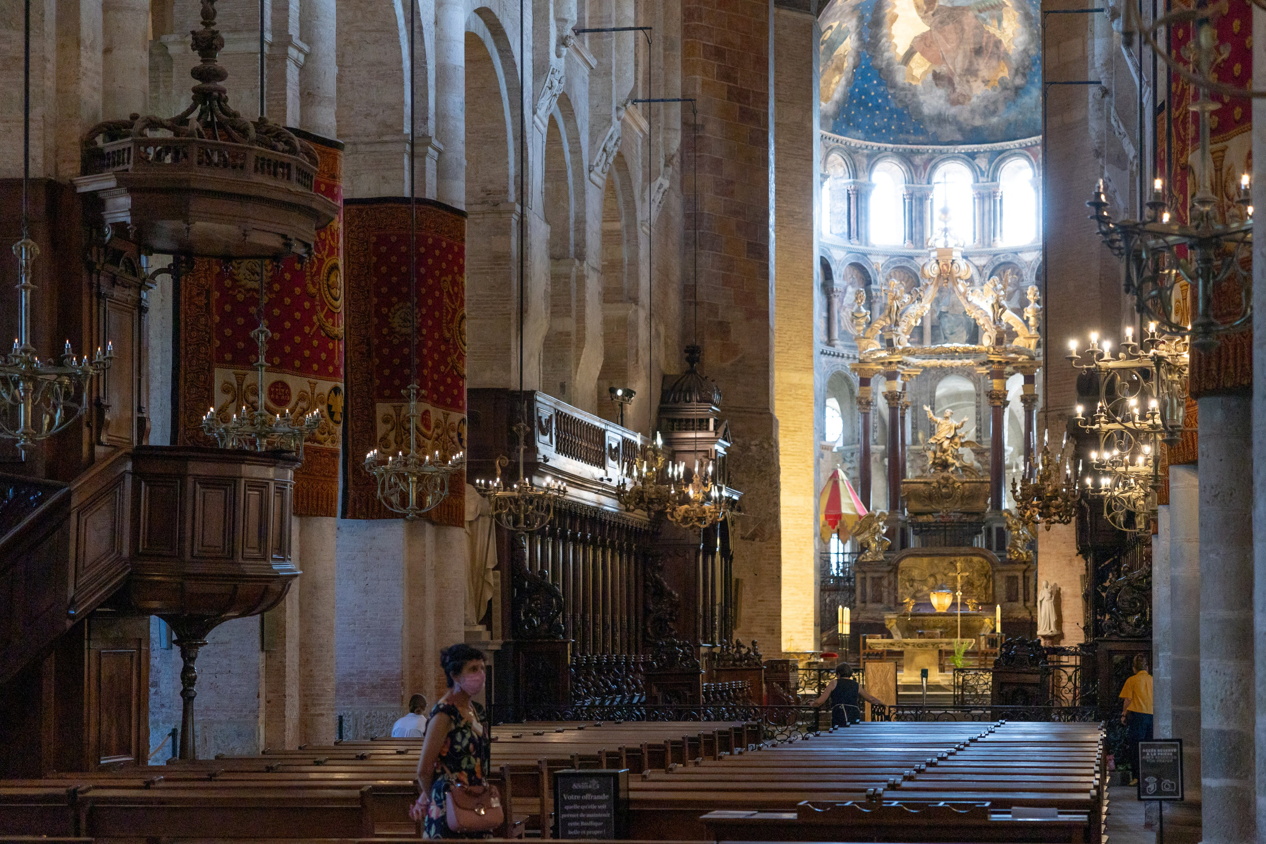 The Baptism of Diana in the Church of Saint-Sernin in Toulouse. Евгения Смирнова — фотограф в Тулузе и юго-западной Франции