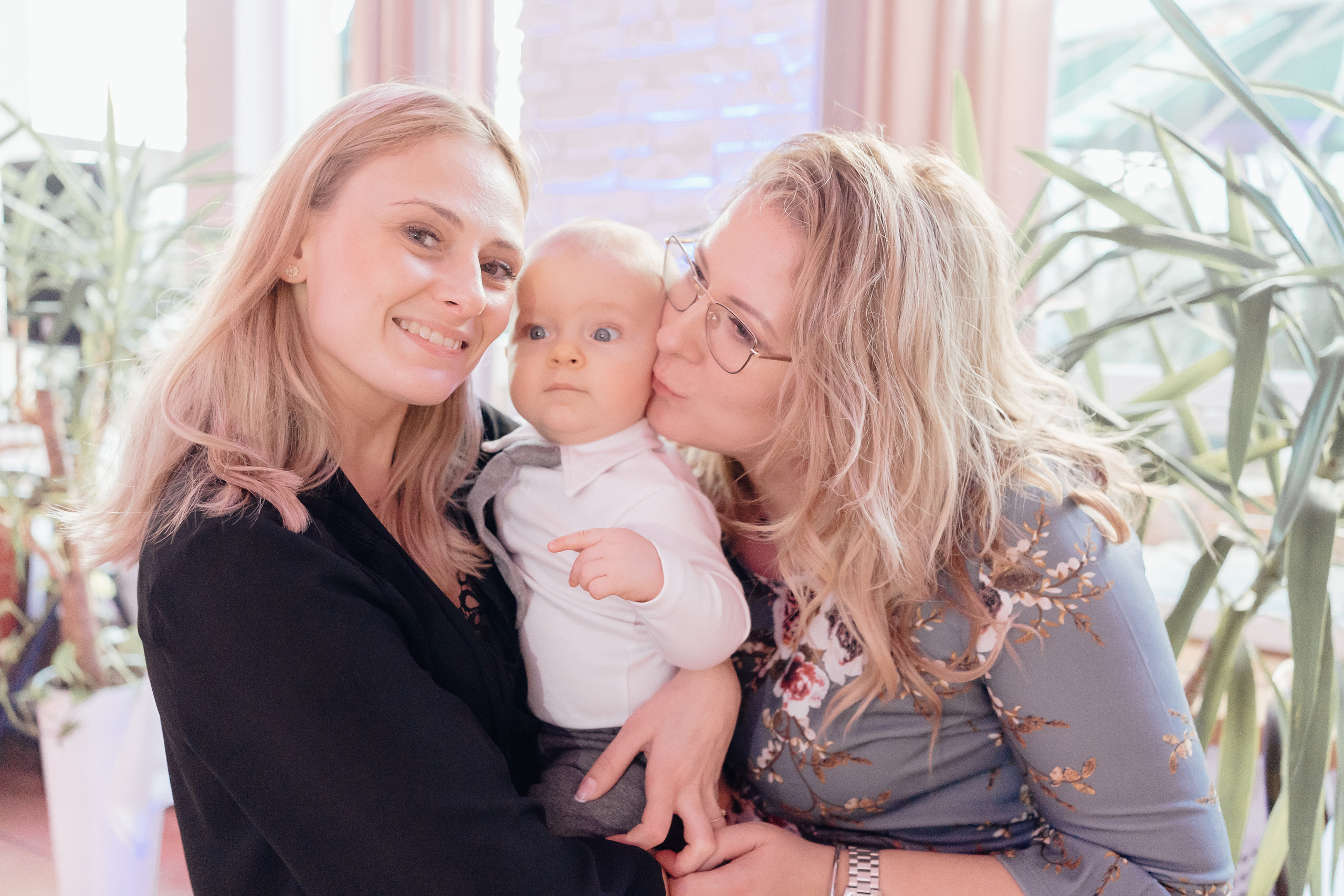 Wyjątkowy dzień dla Szymona - Chrzest święty w Łodzi. Fotograf Łódź - sesja ciążowa, noworodkowa, dziecięca. Studio w Łodzi