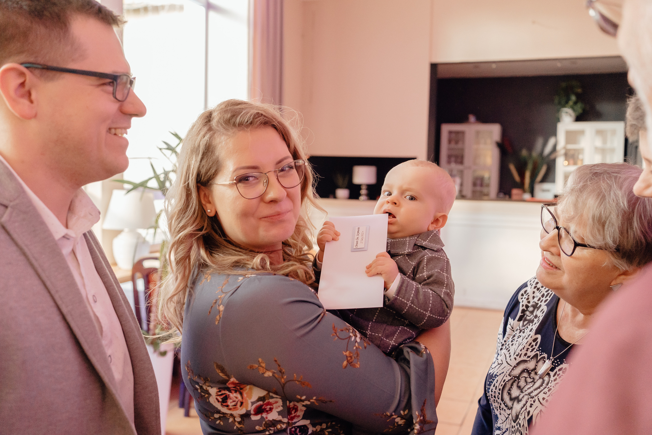 Wyjątkowy dzień dla Szymona - Chrzest święty w Łodzi. Fotograf Łódź - sesja ciążowa, noworodkowa, dziecięca. Studio w Łodzi