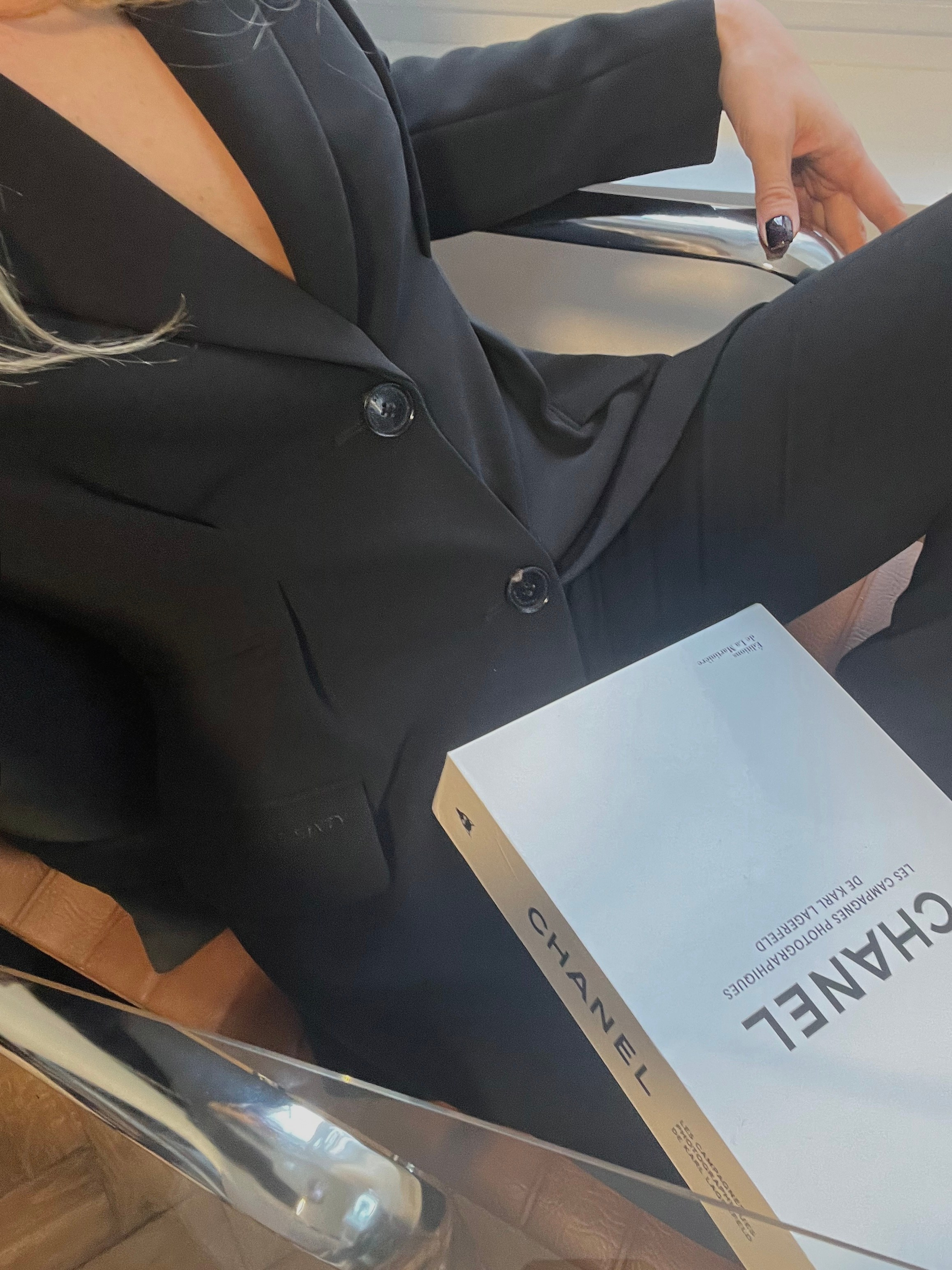 photographie branding luxe avec boîte Chanel, contenu visuel pour réseaux sociaux