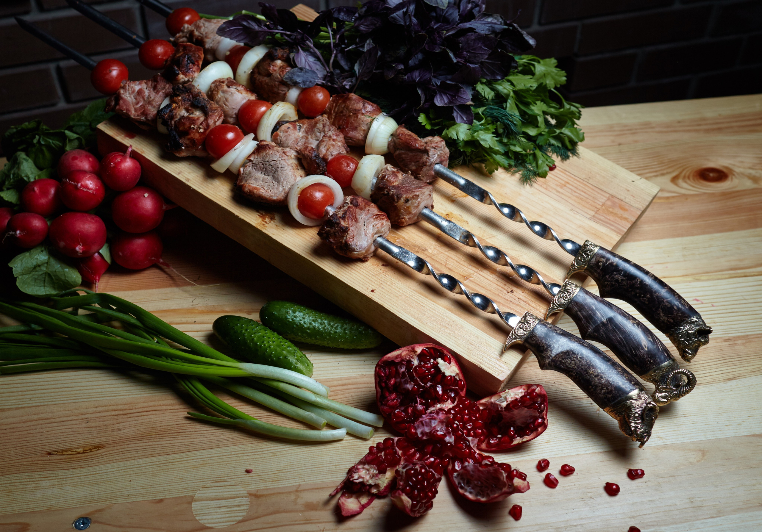 Photographe culinaire en Bourgogne – planche élégante avec brochettes, radis, oignons verts et piments sur fond rustique