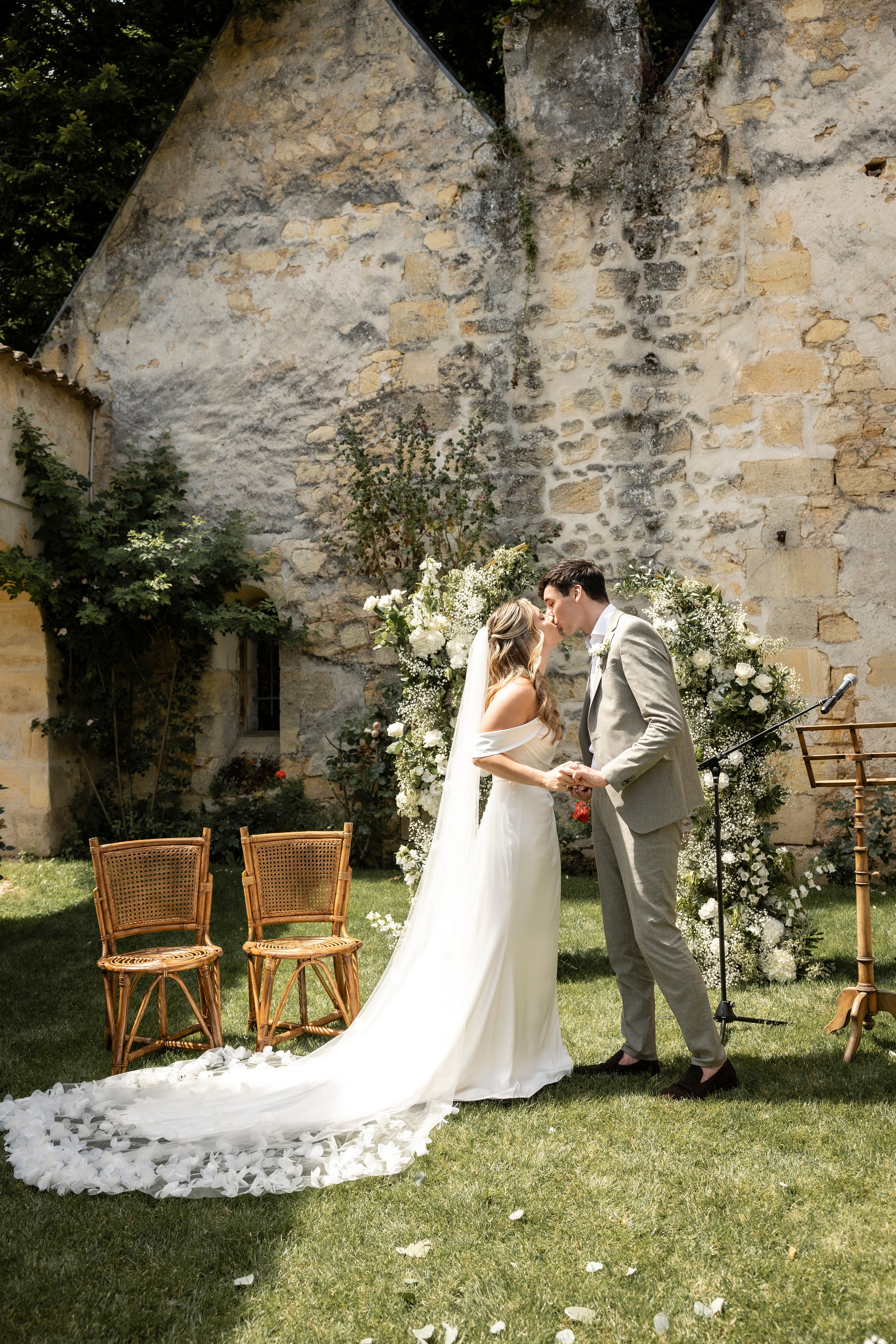 Sarah & Sean — a fairytale wedding at Château Sentout. Eugenie Smirnova — wedding, corporate and lifestyle photographer in Toulouse and Southwest France