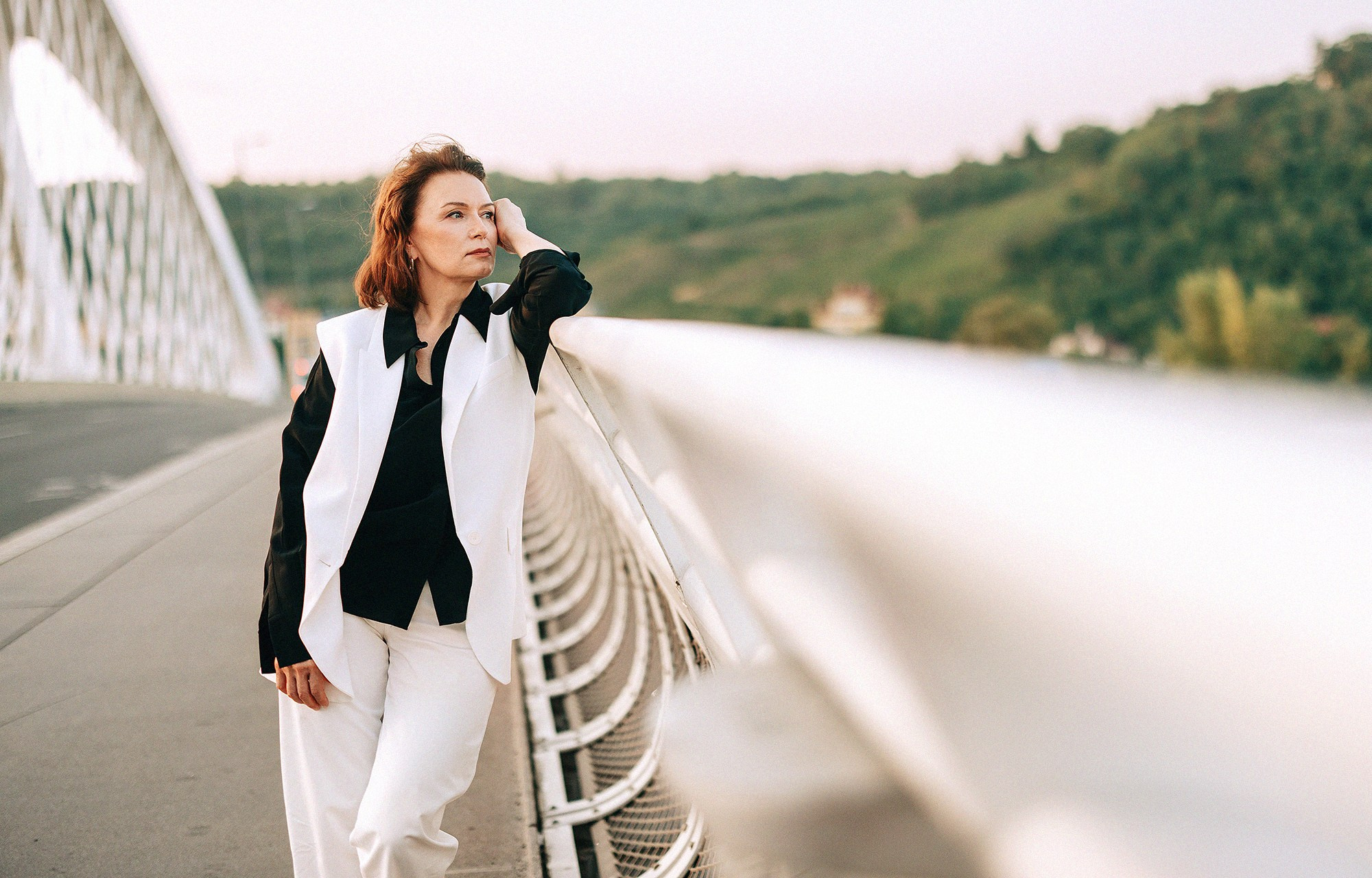 Elena in Troja bridge. Rodinný a svatební fotograf v Praze