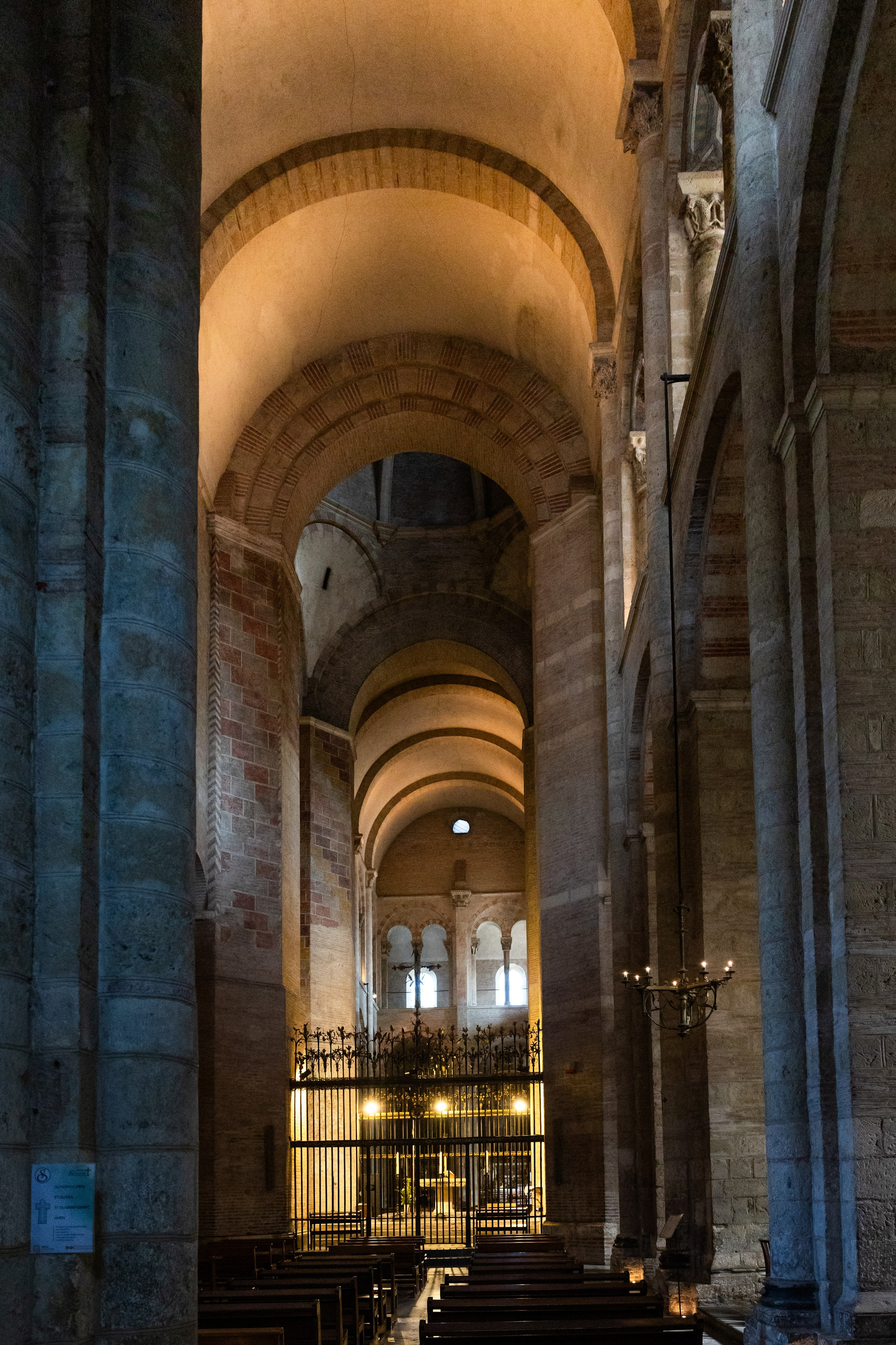 The Baptism of Diana in the Church of Saint-Sernin in Toulouse. Евгения Смирнова — фотограф в Тулузе и юго-западной Франции