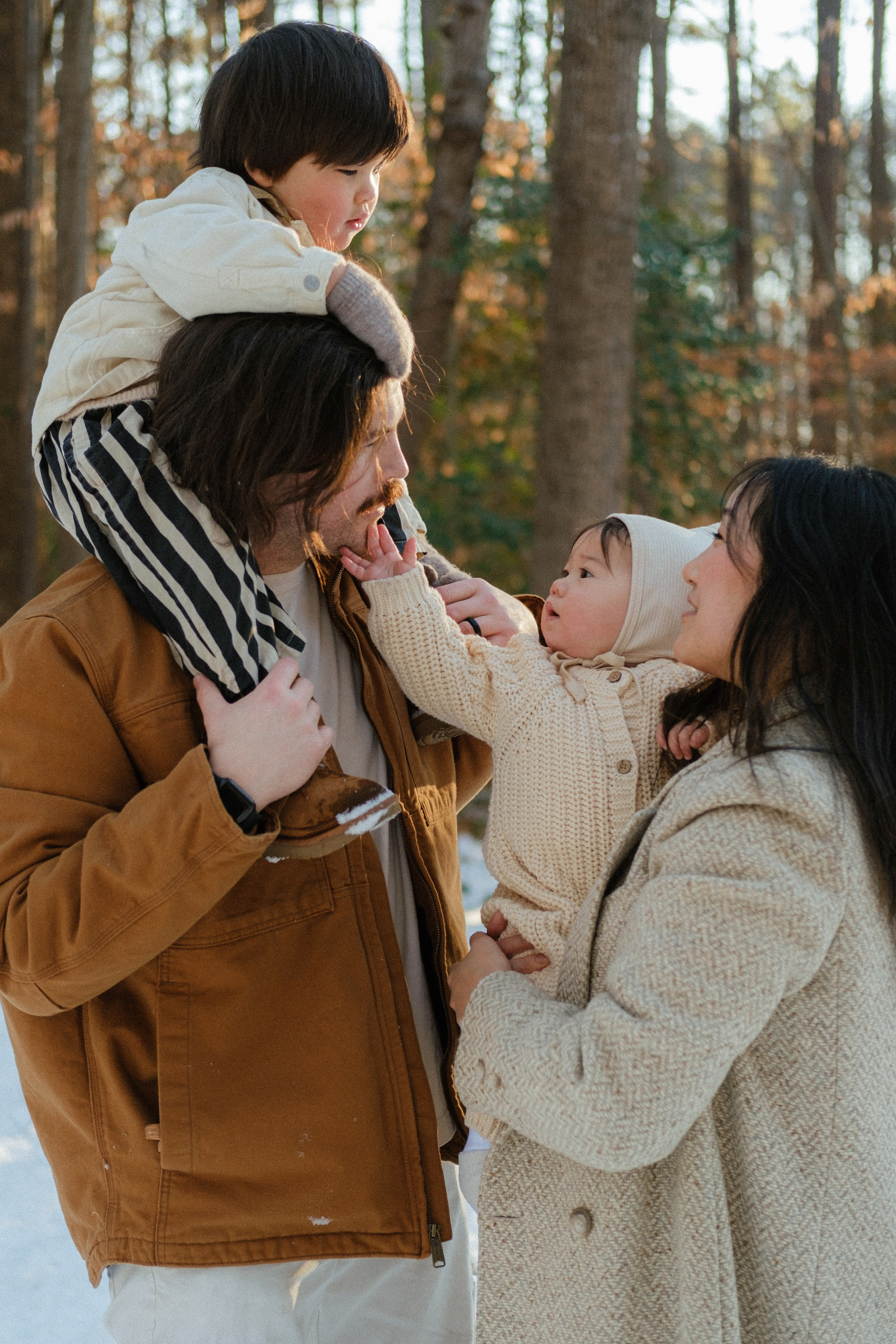 Snowy Family Photo Session at a Cozy Cottage Near Richmond, VA. Family Photographer Anna Dobrovolskaia | Richmond, VA
