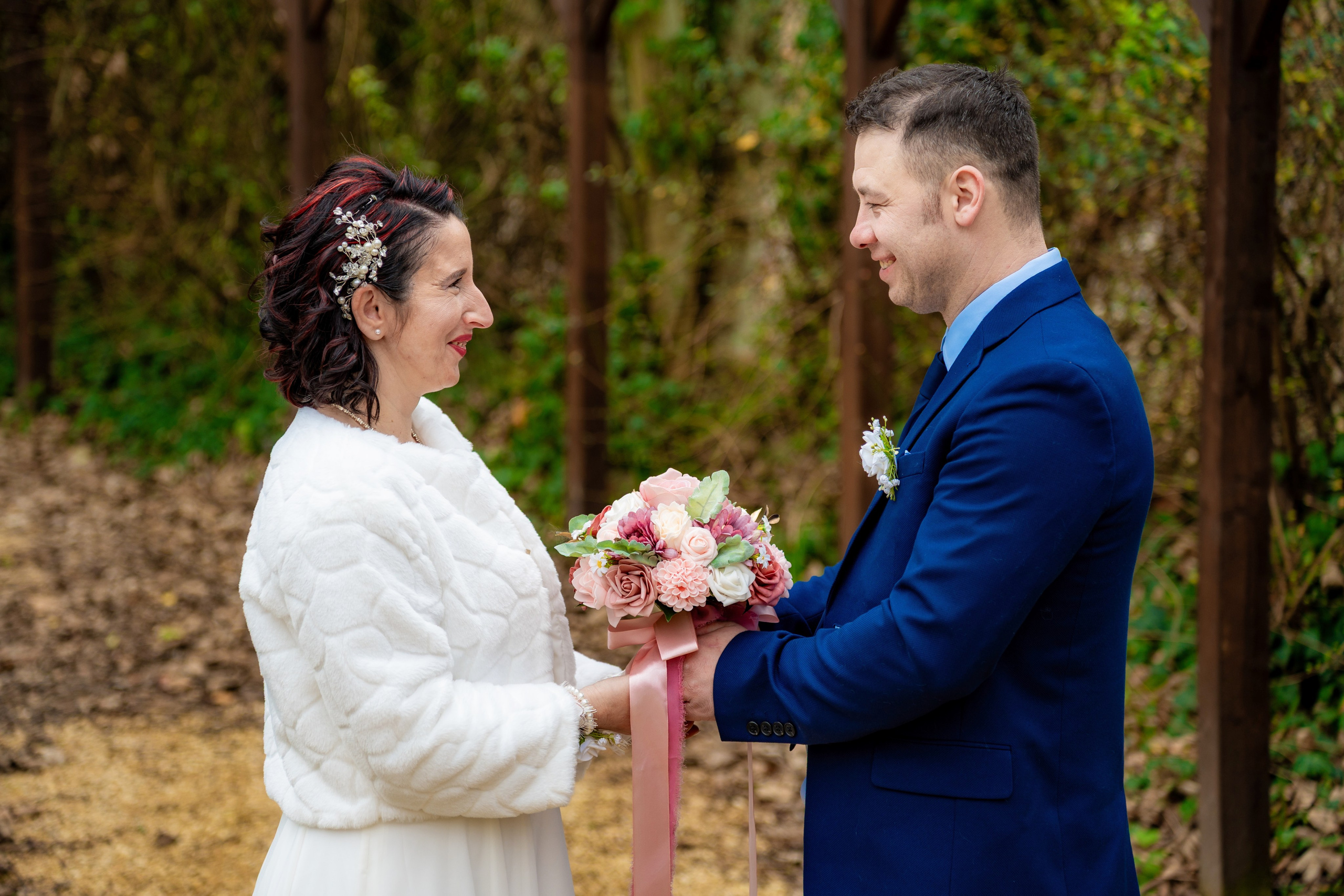 Sarut plin de emotie intre Mihaela si Stefan, imortalizat imediat dupa ceremonie.