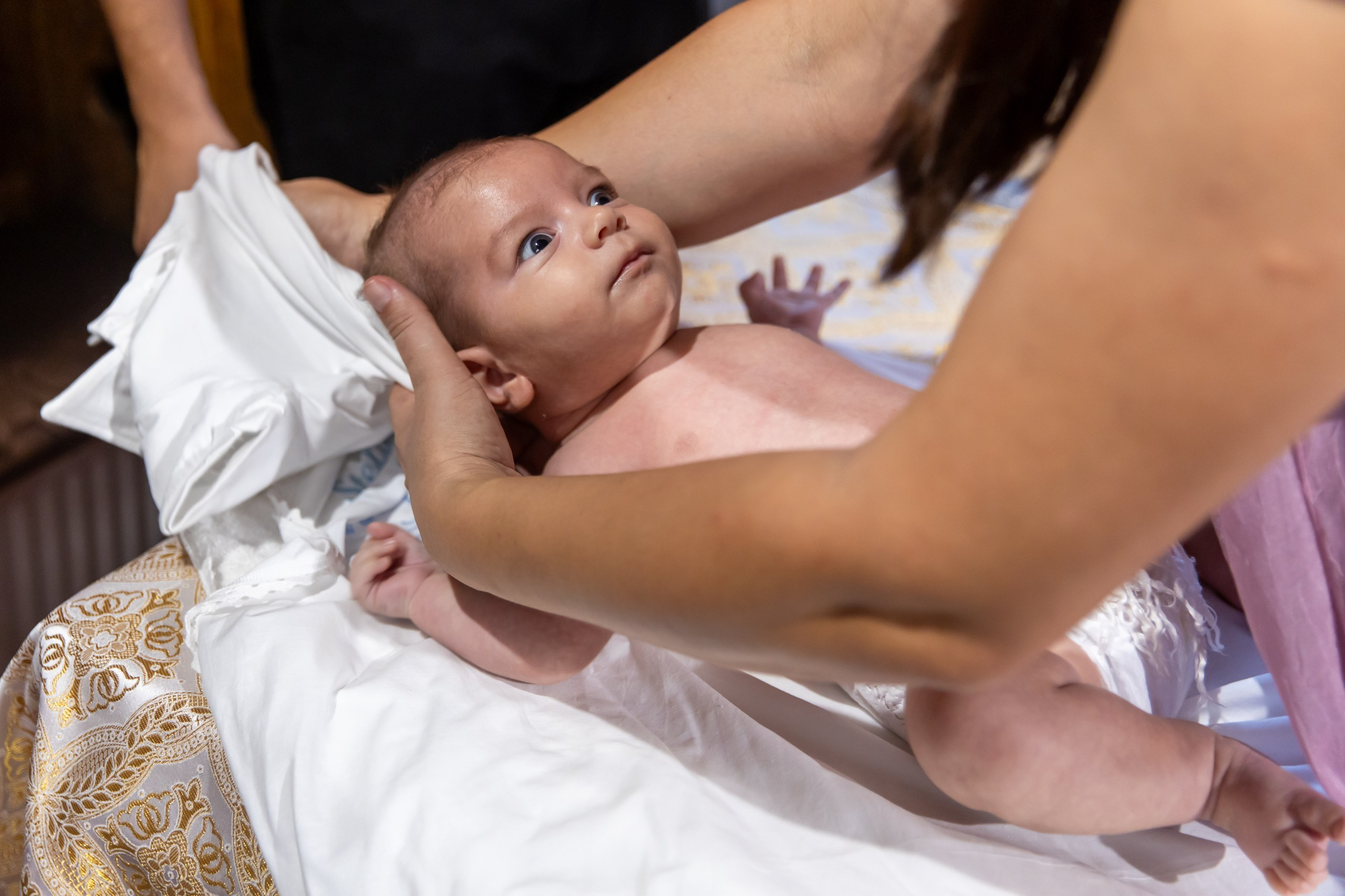 fotograf botez , fotografie botez Botoșani, fotograf Alin Chirilă, amintiri botez, fotografii botez, botez Miruna Parascheva, fotograf copii, fotografie botez în Botoșani-alt="botez , fotografie botez Alin Chirilă, amintiri botez, fotografii emoționante botez Botoșani"-- fotografii-botez-bebelus- amintiri-botez-micuț- moment-sfânt-crestinare- fotografie-emotionanta-botez- detalii-botez-bebelusi- parinti-fericiti-la-botez- fotograf-botez-profesionist- botez-in-biserica-ortodoxa- micuț-botezat-cu-emoție- zâmbete-și-lacrimi-la-botez- bebeluș-la-cristelniță- decor-botez-colorat- botez-cu-dragoste-și-credință- emotie-pura-la-botez- fotograf-botez-botosani- botez-iasi-suceava-fotograf- amintiri-nepretuite-botez-- Preotul ținându-l pe micuțul Mathias Gabriel la botez, în biserica Înălțarea Domnului, Copălău - Detalii de la botezul lui Mathias – lumânare, trusou și icoană - Familia lui Mathias Gabriel alături de micuț, în ziua botezului - Portret emoționant cu mama și bebelușul în brațe, în biserică,fotograf profesionist evenimente Botoșani, Iași, Suceava, Fălticeni, Bacău, Pașcani, Roman - AlinoFotoStudio by Alin Chirilă - servicii foto nuntă, botez, cununie, ședințe foto creative, albume personalizate, fotografii emoționante și calitative pentru cele mai importante momente din viață,fotograf nuntă Botoșani Alin Chirilă, ședință foto botez Iași - AlinoFotoStudio, servicii fotograf profesionist evenimente Suceava, fotograf cununie civilă Fălticeni - Alin Chirilă, album foto nuntă personalizat Bacău.“Bebeluș botezat în biserică, ținut în brațe de nași” • “Detaliu cu lumânarea de botez decorată cu flori albe” • “Părinți emoționați alături de copilul lor la ceremonia de botez” • “Masa festivă de botez cu decor tematic și tort personalizat” • “Momentul în care preotul toarnă apă sfințită pe fruntea bebelușului” “Bebeluș în rochie albă de botez, zâmbind în brațele mamei” • “Detaliu cu cruciulița de botez așezată pe o pernă de satin” • “Părinți și nași aprinzând lumânările în timpul ceremoniei de botez” • “Tort de botez decorat cu figurine tematice și numele copilului” • “Copil botezat dormind liniștit în pătuțul decorat festiv” • “Momentul în care preotul binecuvântează copilul în fața altarului” • “Invitați adunându-se în jurul mesei festive la petrecerea de botez” • “Bebeluș ținând în mână o jucărie personalizată primită la botez” • “Familie fericită pozând împreună după ceremonia de botez” • “Decor tematic cu baloane și flori la locația petrecerii de botez” fotograf Botoșani fotograf evenimente fotograf botez Alin Chirila fotograf alinofotostudio.fotograf botez Amelis Maria, fotografie botez Botoșani, fotograf Alin Chirilă, amintiri botez, fotografii botez, botez Amelis Maria, fotograf copii, fotografie botez în Botoșani,