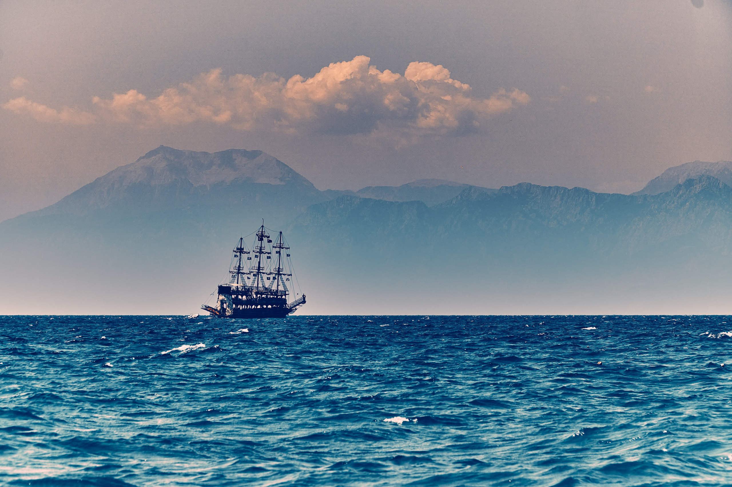 Andriej Szypiłow - Fotograf i Wideograf - Reportaż artystyczny - Antalya. Plaża. Mustafa Kemal Atatürk. Plaża jest doskonałym miejscem do spędzenia czasu dla osoby z teleobiektywem.