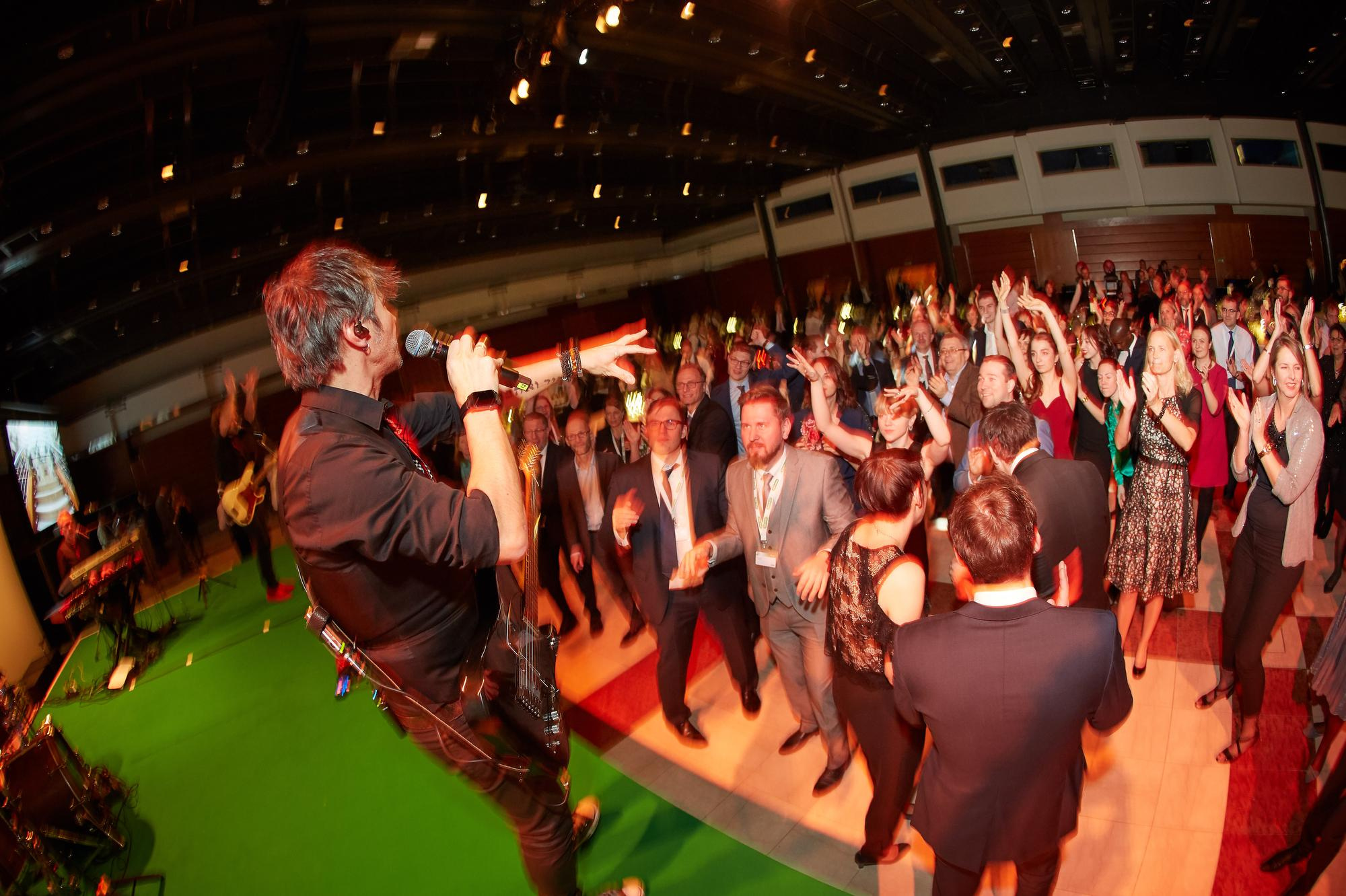 The singer encourages Bio-Rad attendees to come to the dance floor.