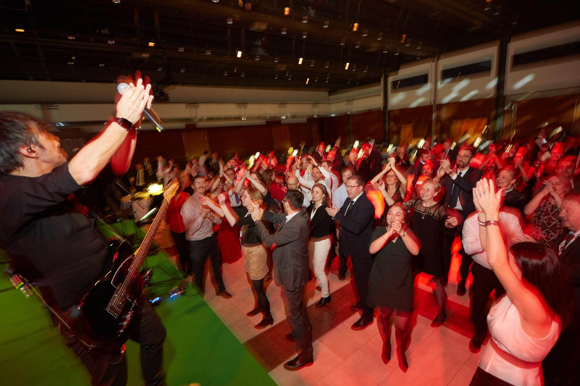 The singer encourages the audience to dance during the 2019 Bio-Rad gala event.