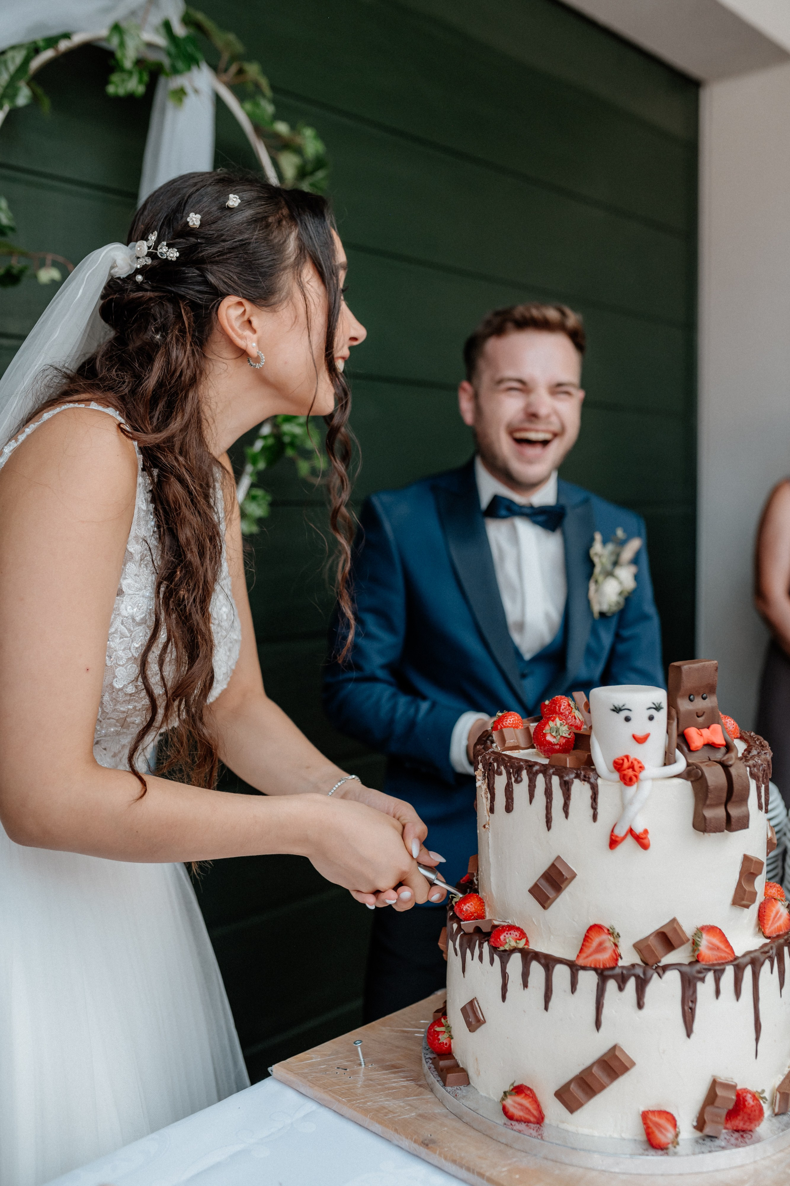 Hochzeitstorte auf rustikalem Holztisch – Süßer Moment mit ländlichem Charmen
