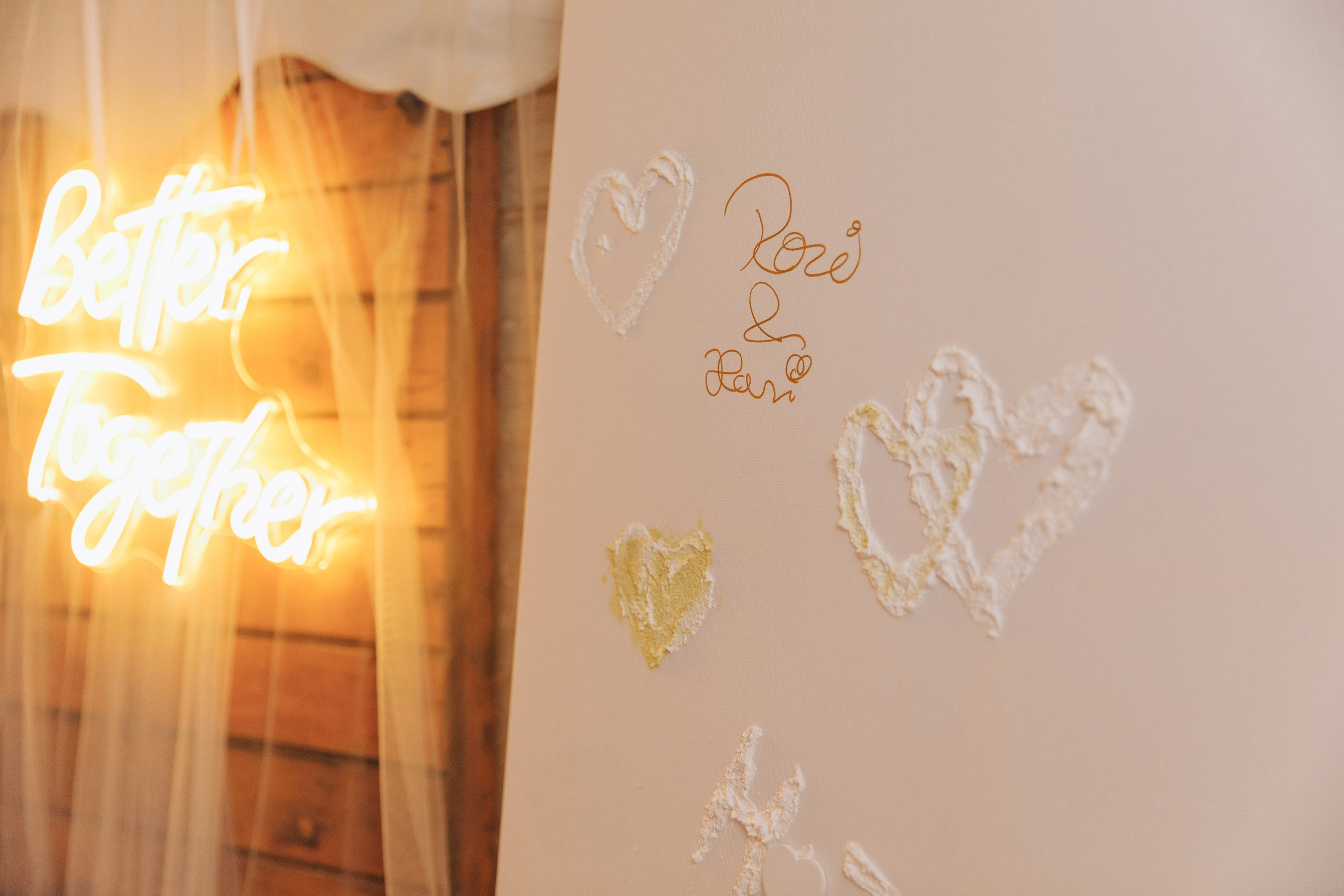 Hochzeitsglückwünsche von Gästen und festlicher Dekor.