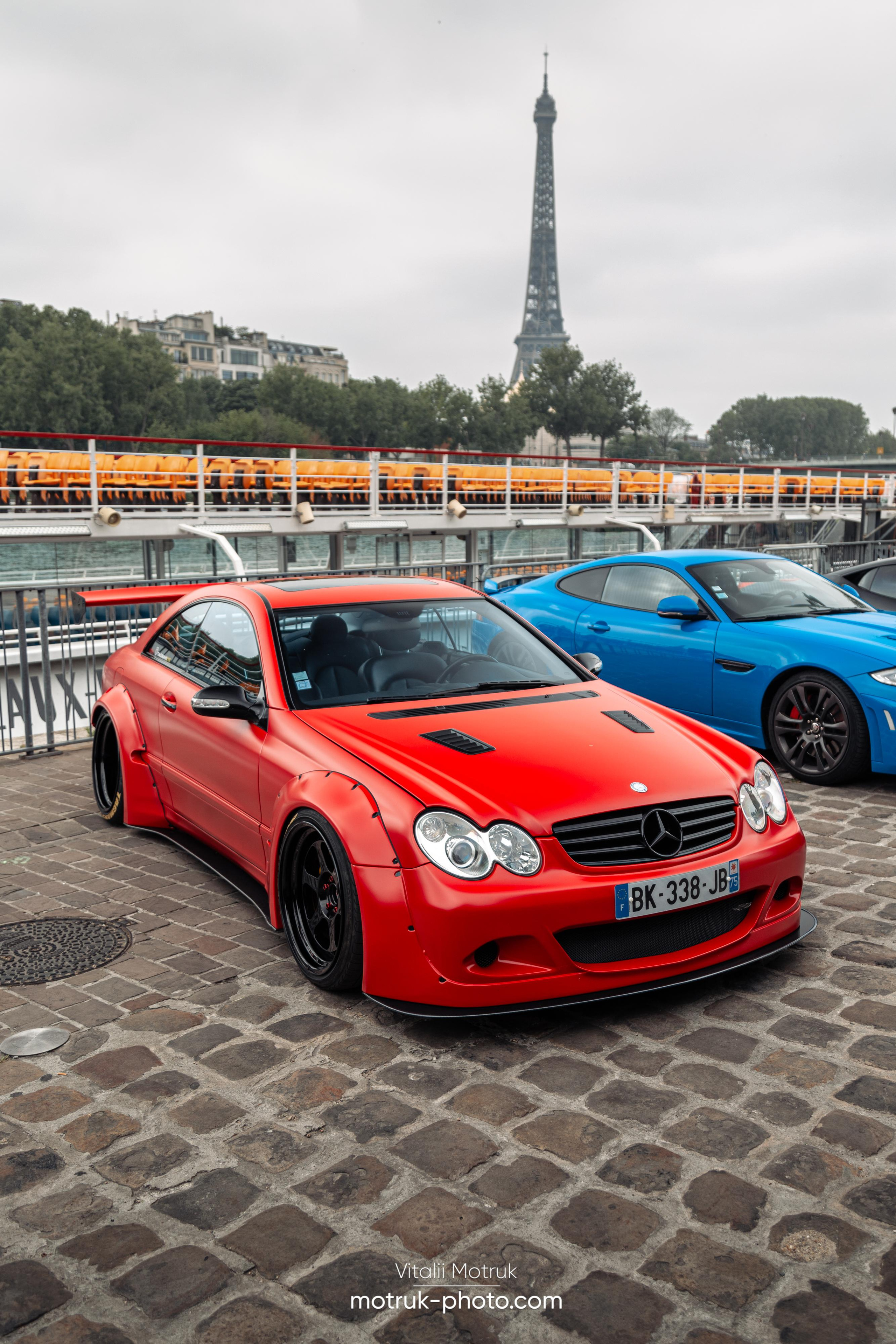 Bateaux Mouches 8 mai. Photographe de voitures à Paris — Vitalii Motruk
