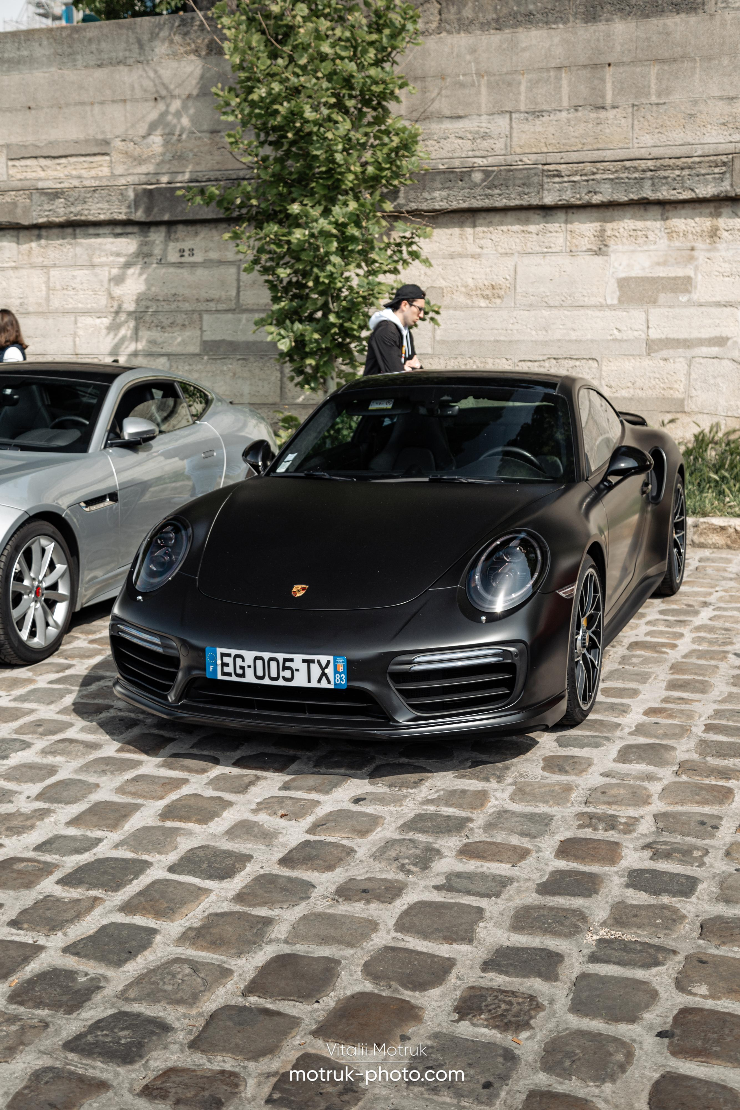 Bateaux Mouches 1 mai. Photographe de voitures à Paris — Vitalii Motruk