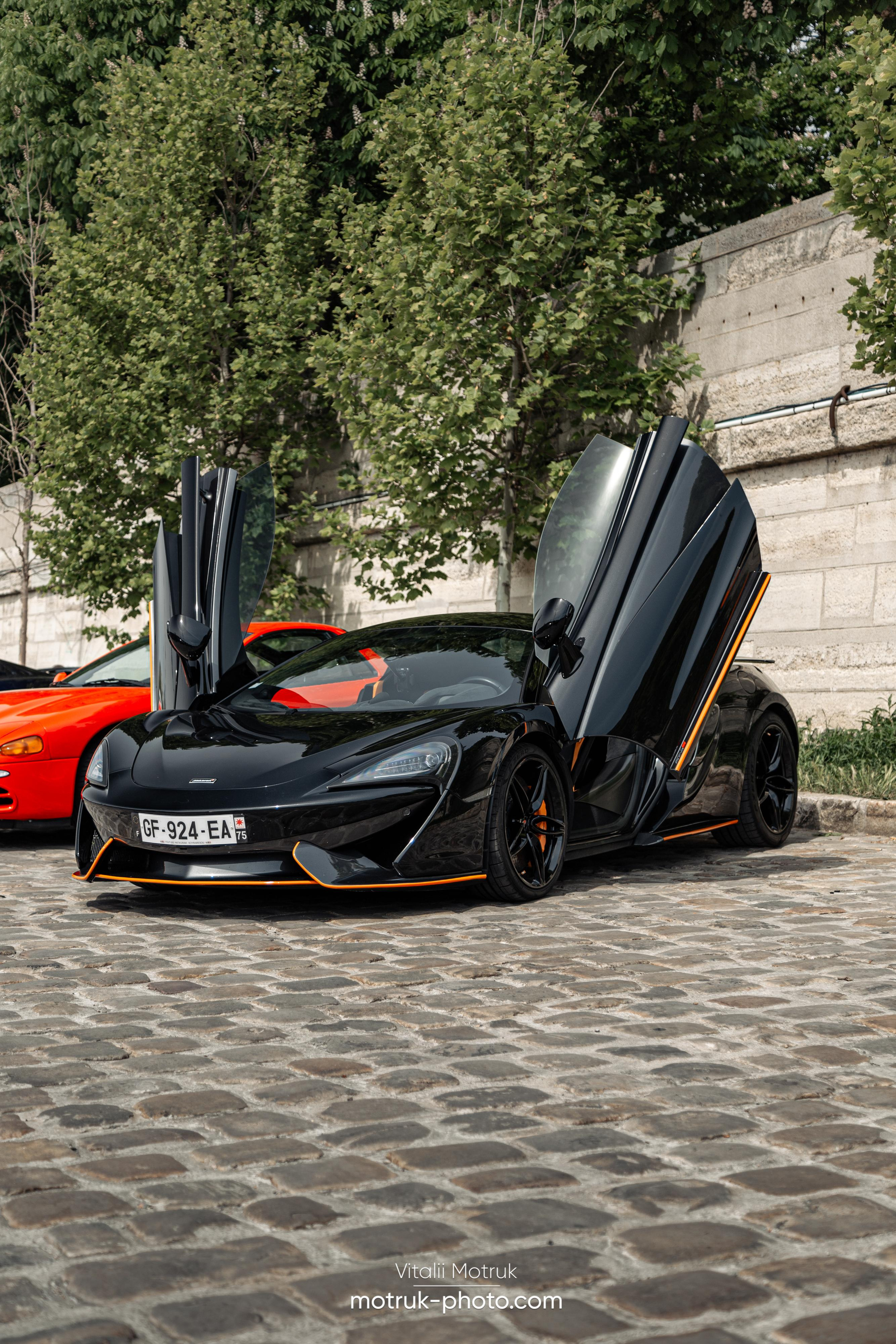 Bateaux Mouches 1 mai. Photographe de voitures à Paris — Vitalii Motruk