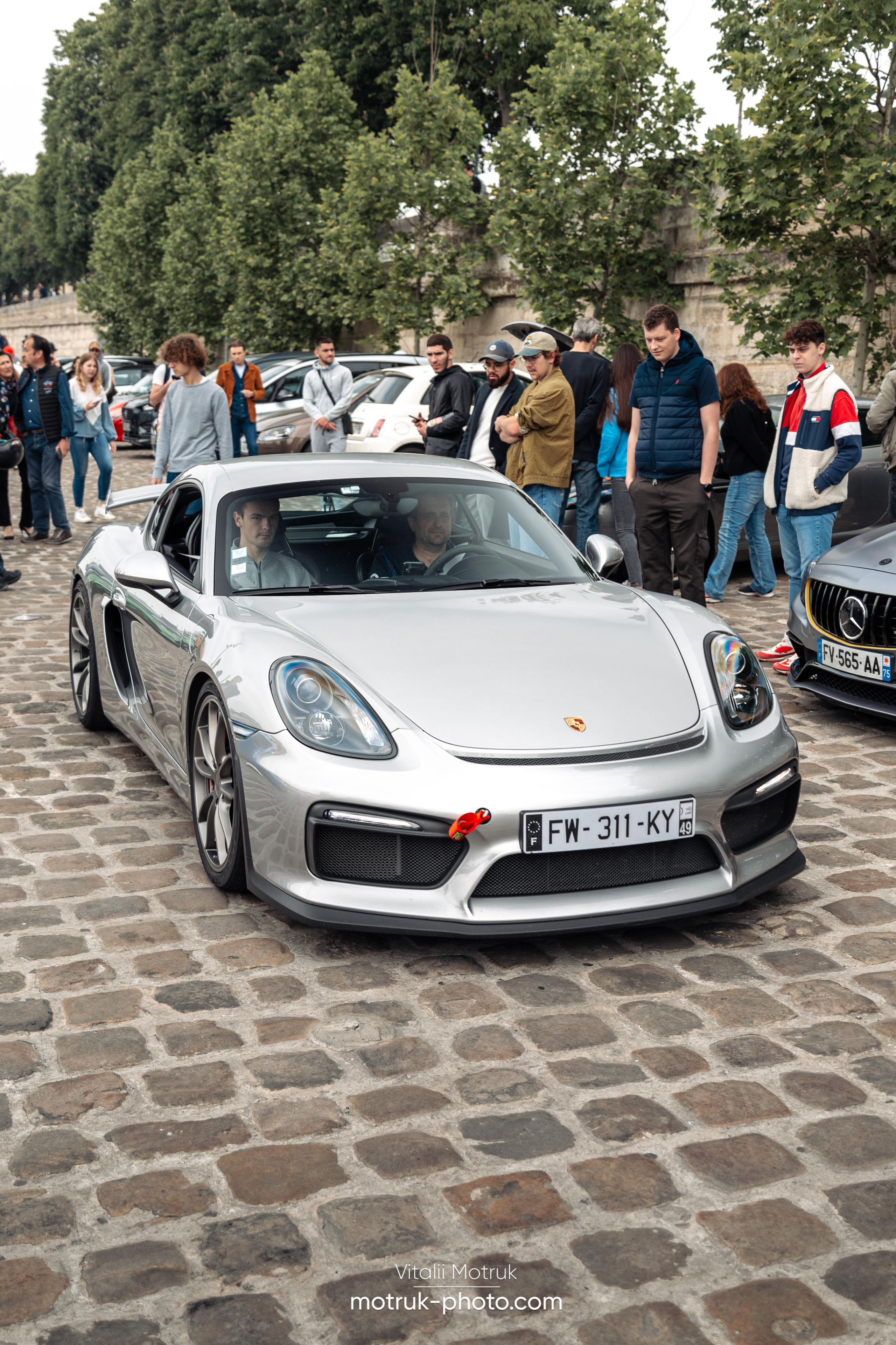 Bateaux Mouches 8 mai. Photographe de voitures à Paris — Vitalii Motruk