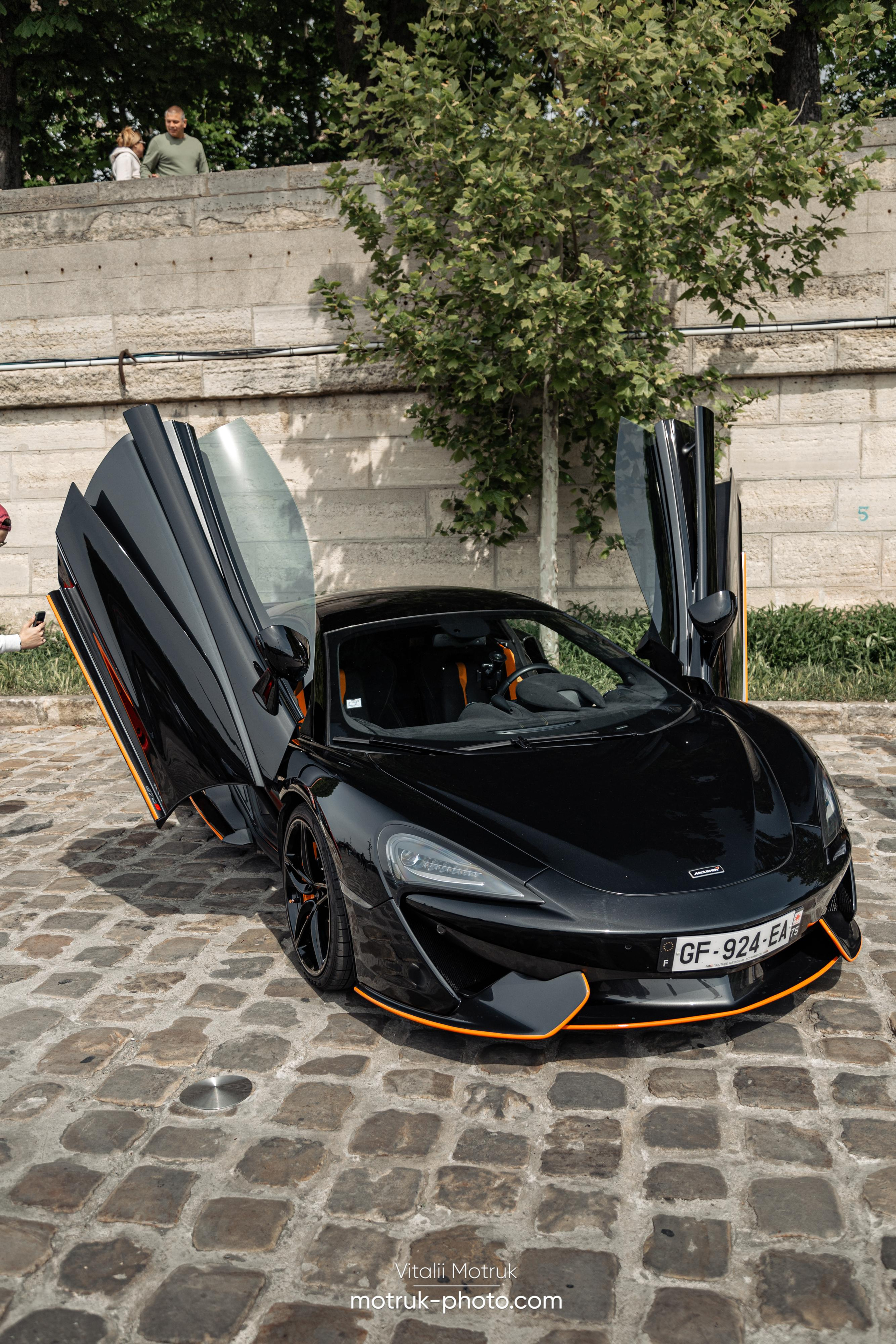 Bateaux Mouches 1 mai. Photographe de voitures à Paris — Vitalii Motruk