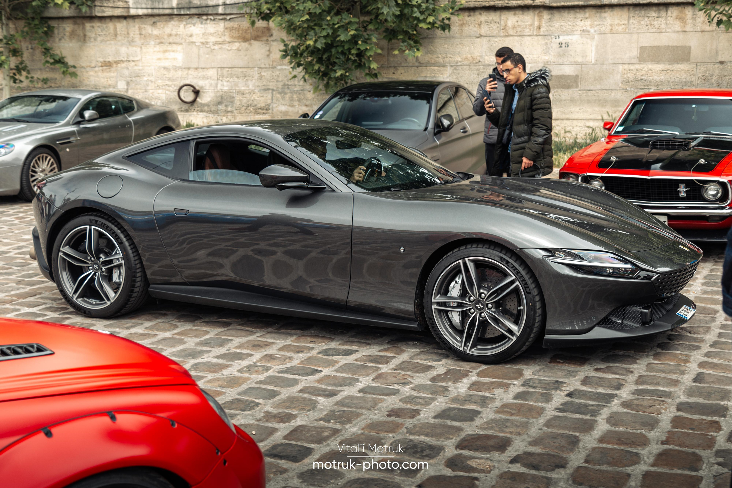 Bateaux Mouches 8 mai. Photographe de voitures à Paris — Vitalii Motruk