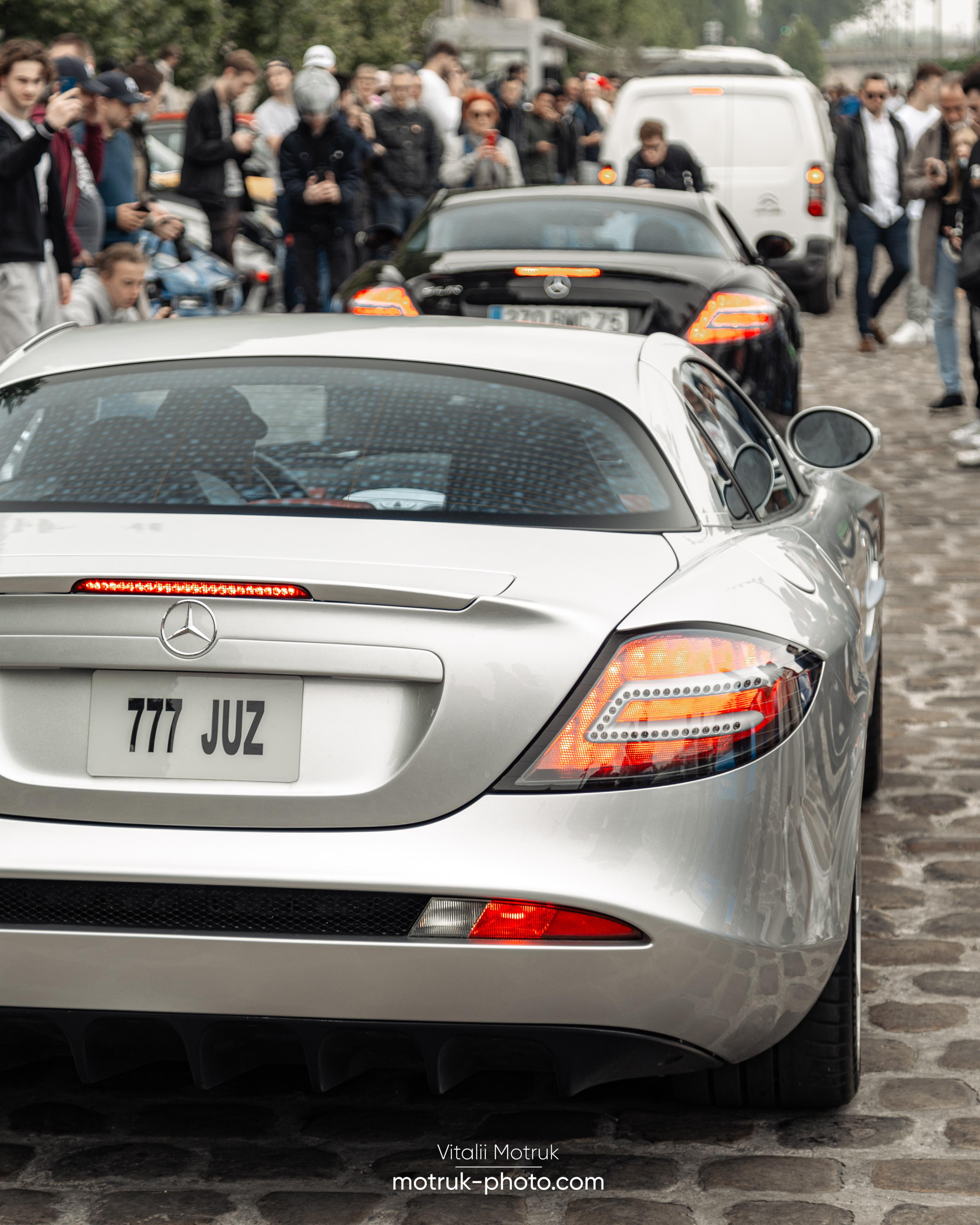 Bateaux Mouches 8 mai. Photographe de voitures à Paris — Vitalii Motruk