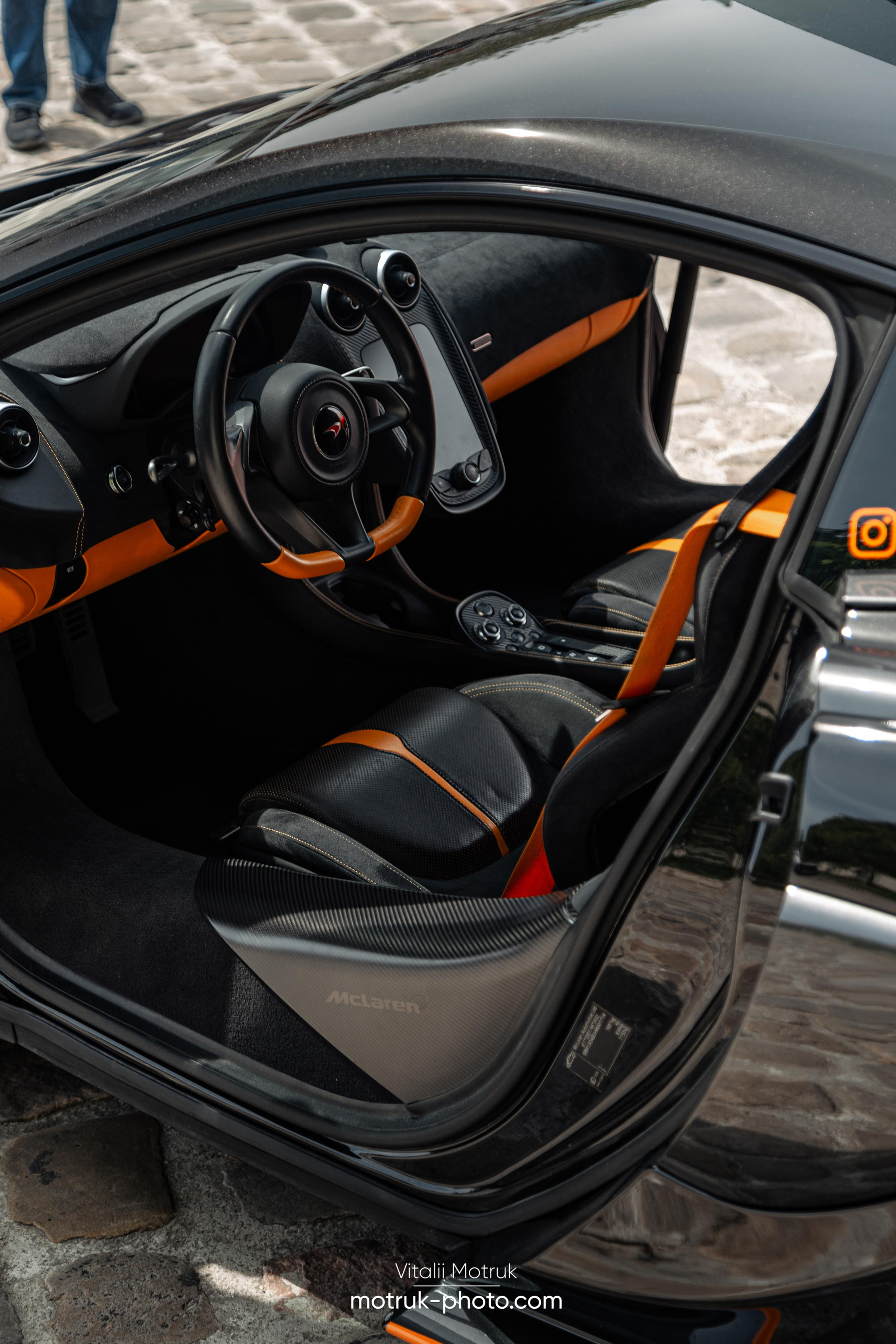 Bateaux Mouches 1 mai. Photographe de voitures à Paris — Vitalii Motruk