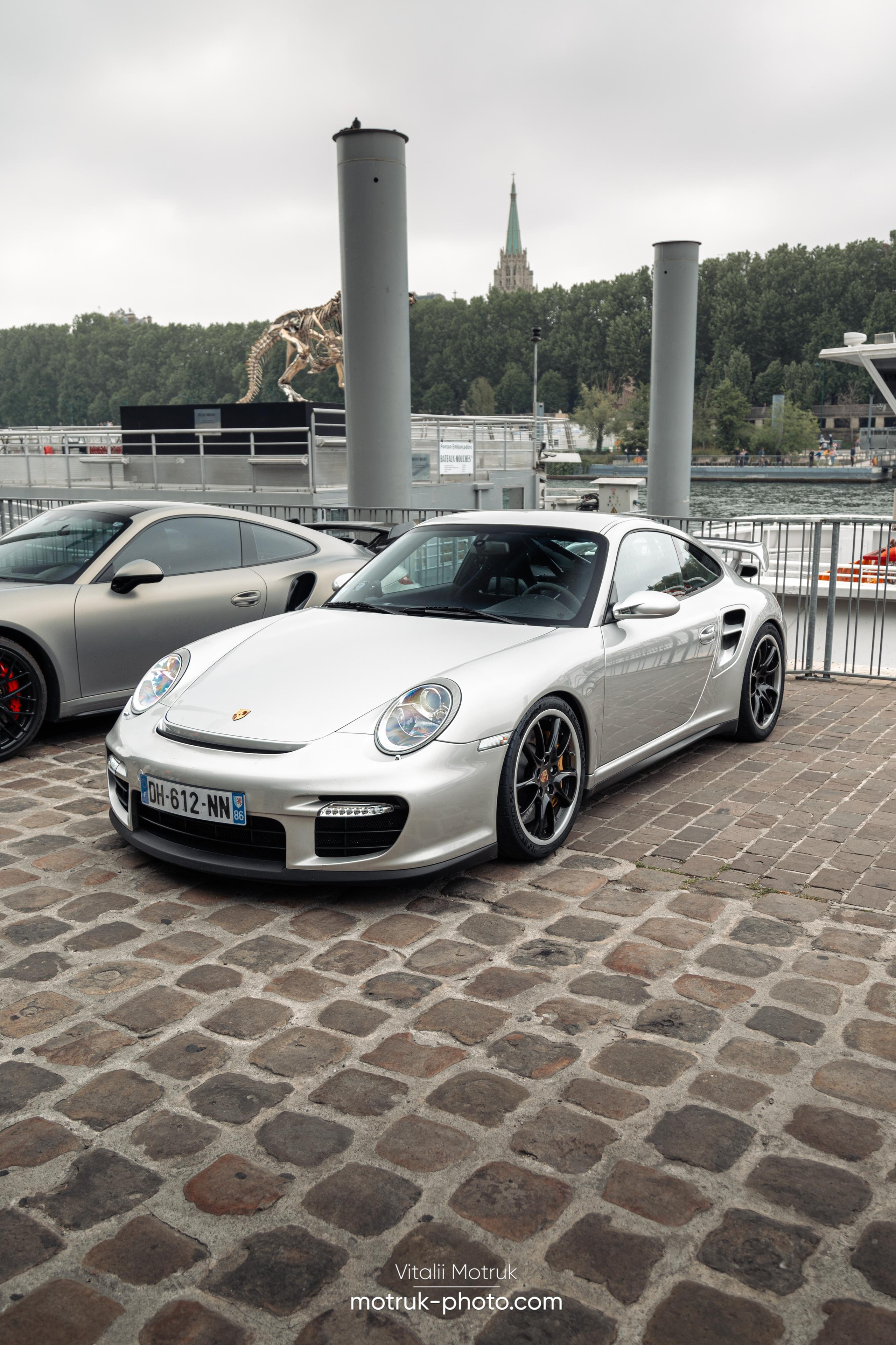 Bateaux Mouches 8 mai. Photographe de voitures à Paris — Vitalii Motruk