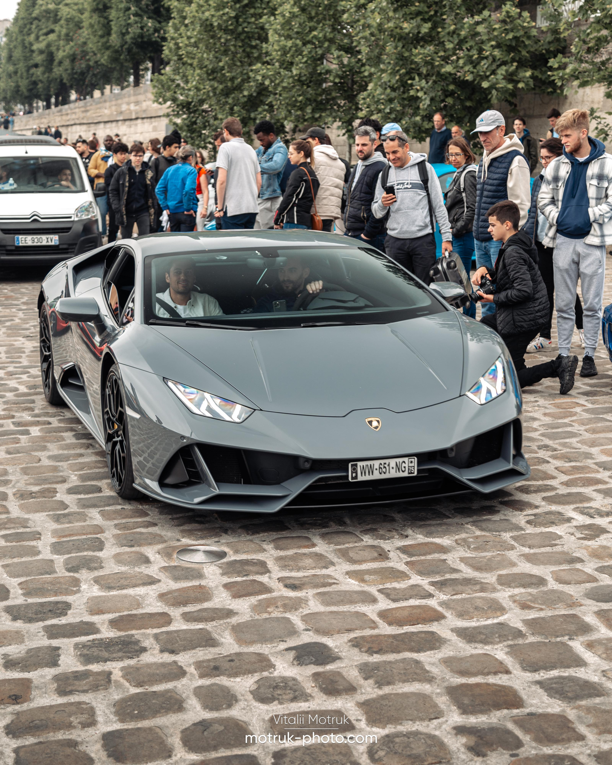 Bateaux Mouches 8 mai. Photographe de voitures à Paris — Vitalii Motruk
