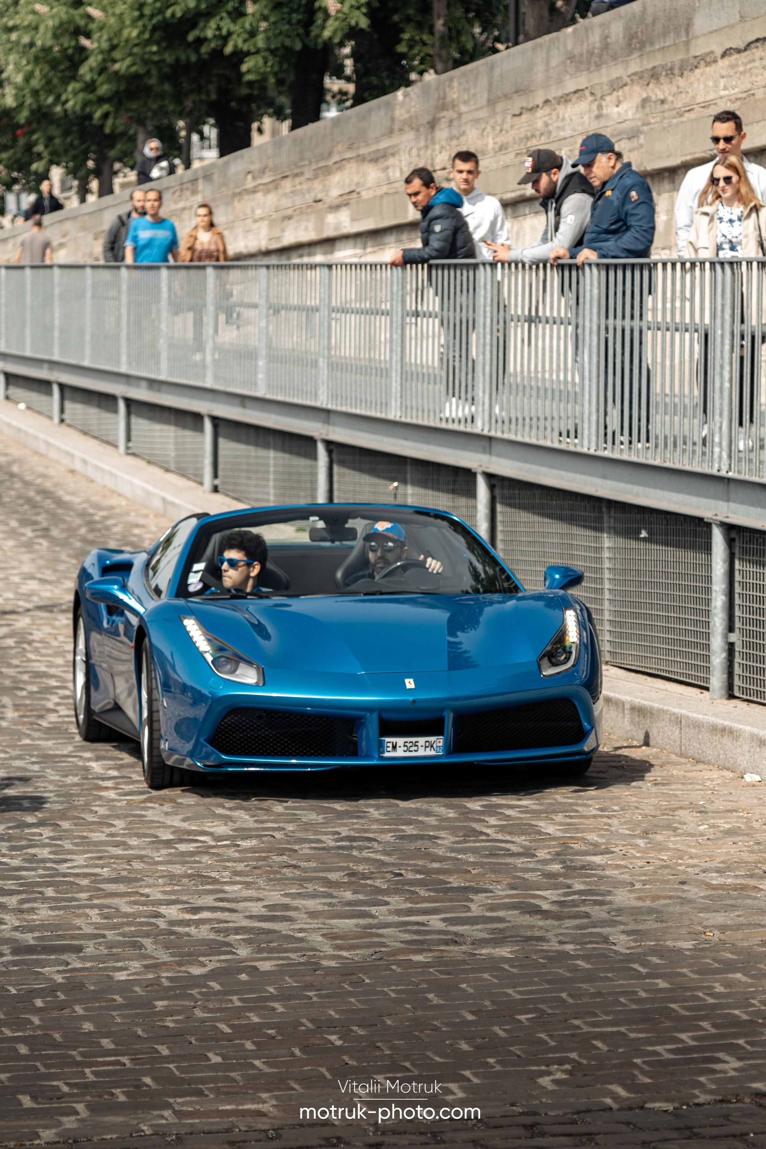 Bateaux Mouches 1 mai. Photographe de voitures à Paris — Vitalii Motruk