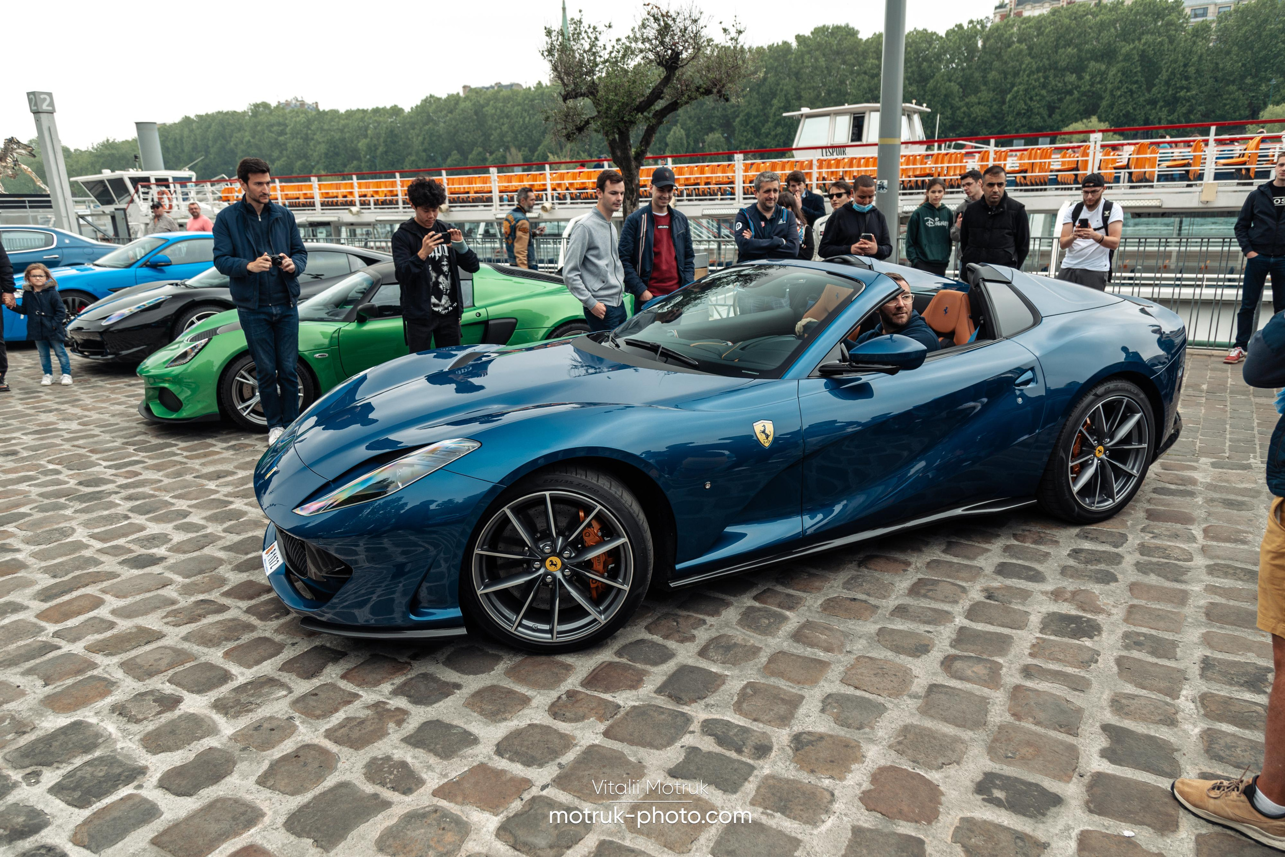 Bateaux Mouches 8 mai. Photographe de voitures à Paris — Vitalii Motruk