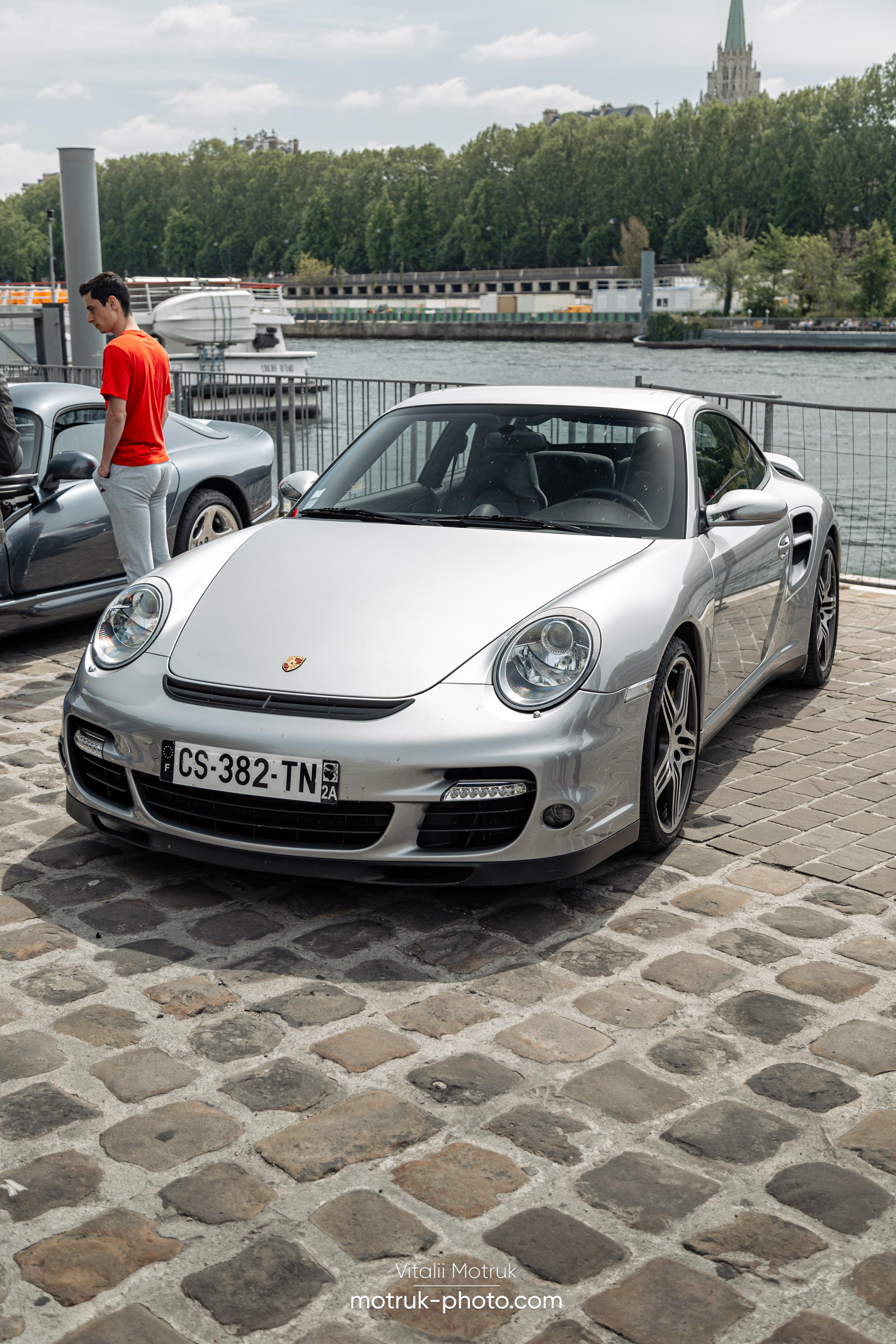 Bateaux Mouches 1 mai. Photographe de voitures à Paris — Vitalii Motruk