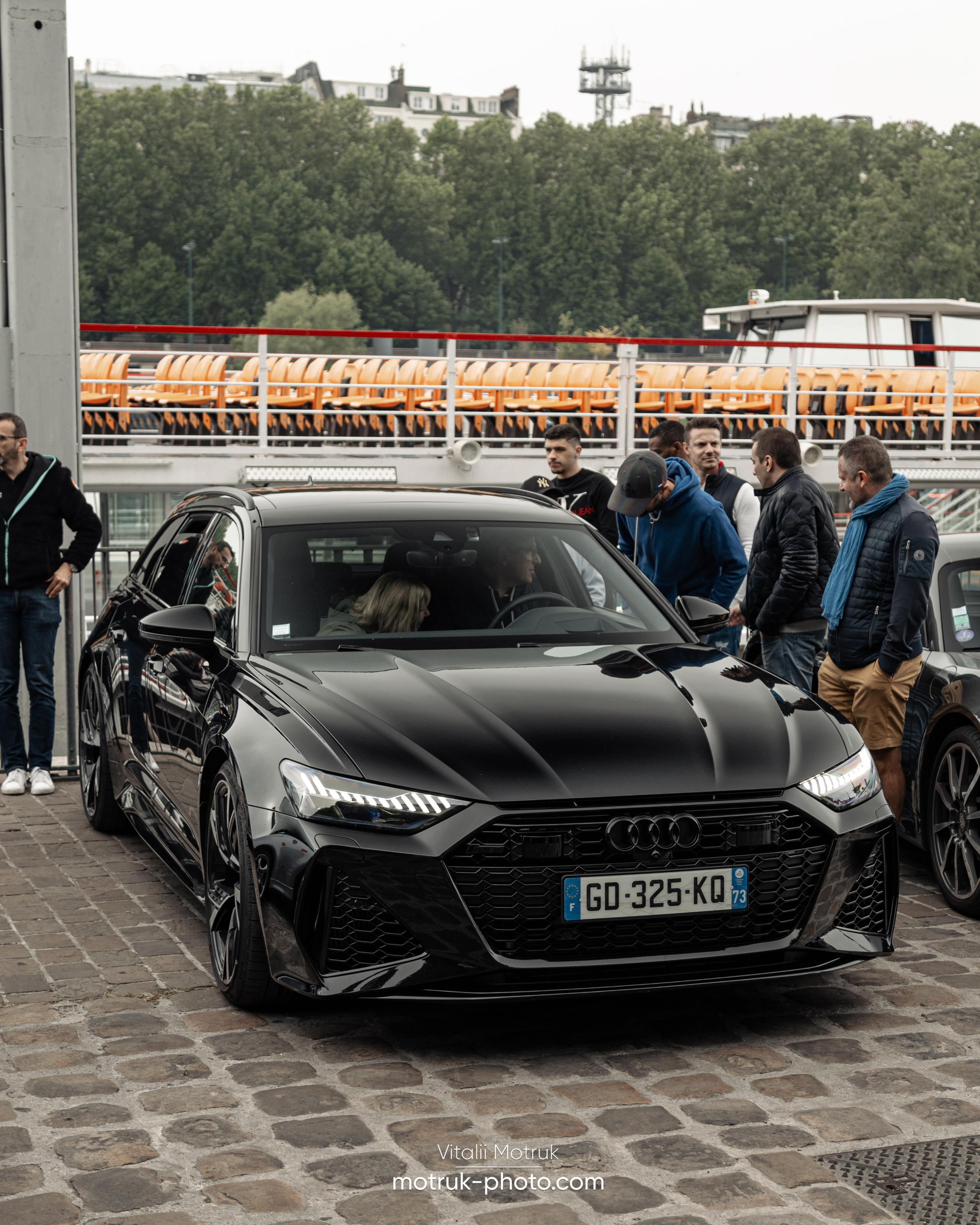 Bateaux Mouches 8 mai. Photographe de voitures à Paris — Vitalii Motruk
