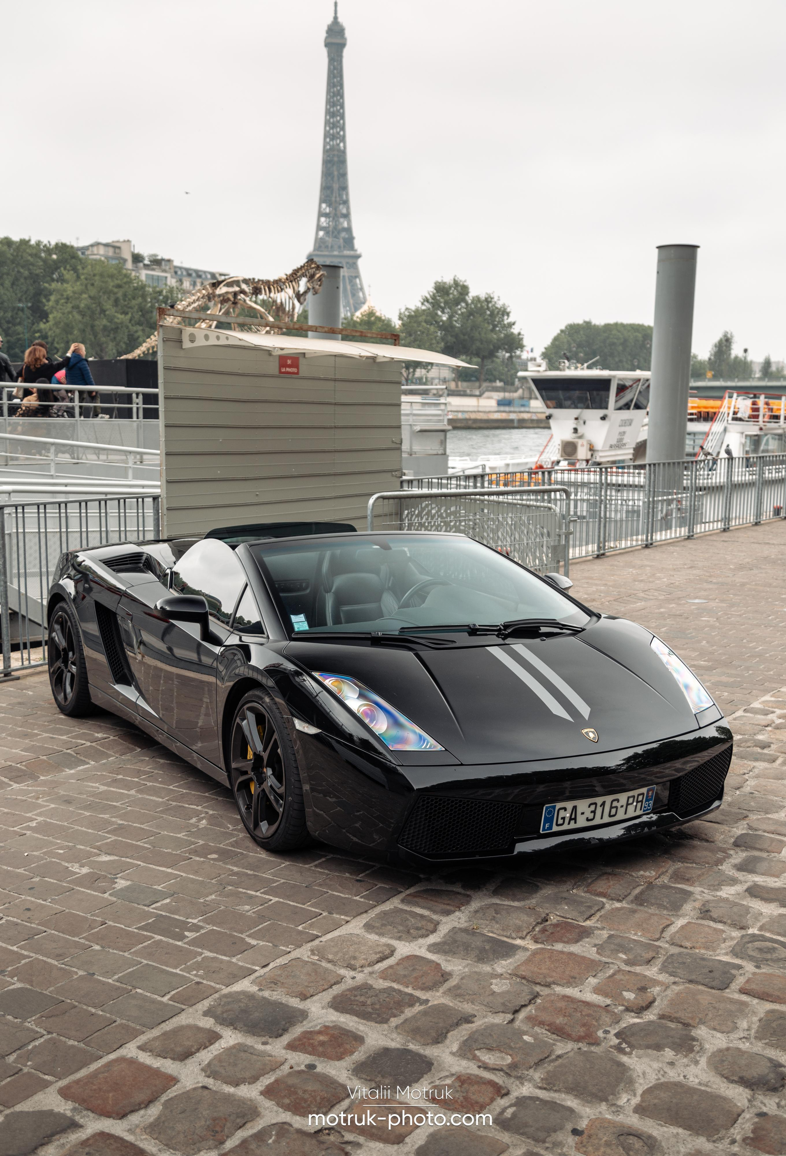 Bateaux Mouches 8 mai. Photographe de voitures à Paris — Vitalii Motruk