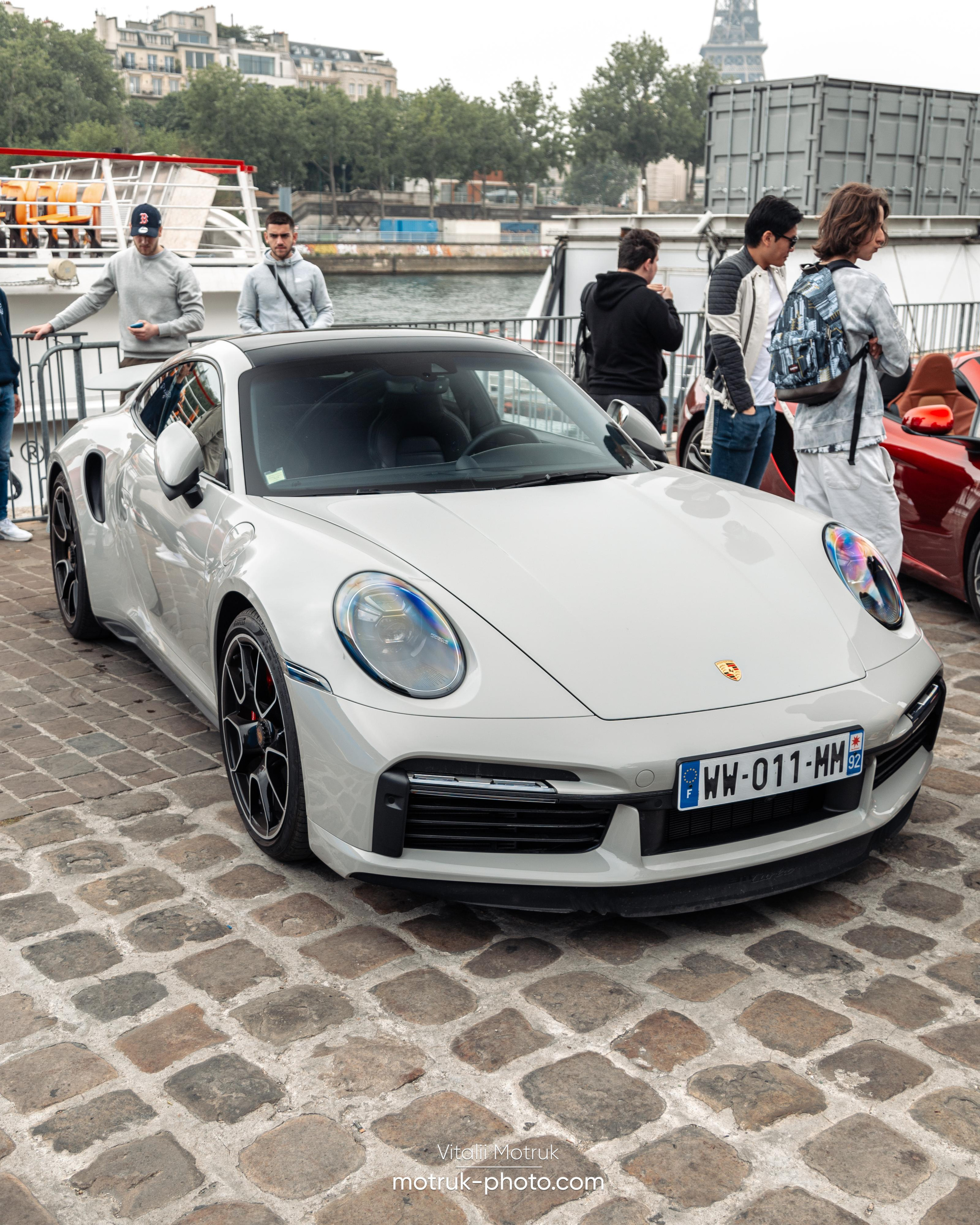 Bateaux Mouches 8 mai. Photographe de voitures à Paris — Vitalii Motruk