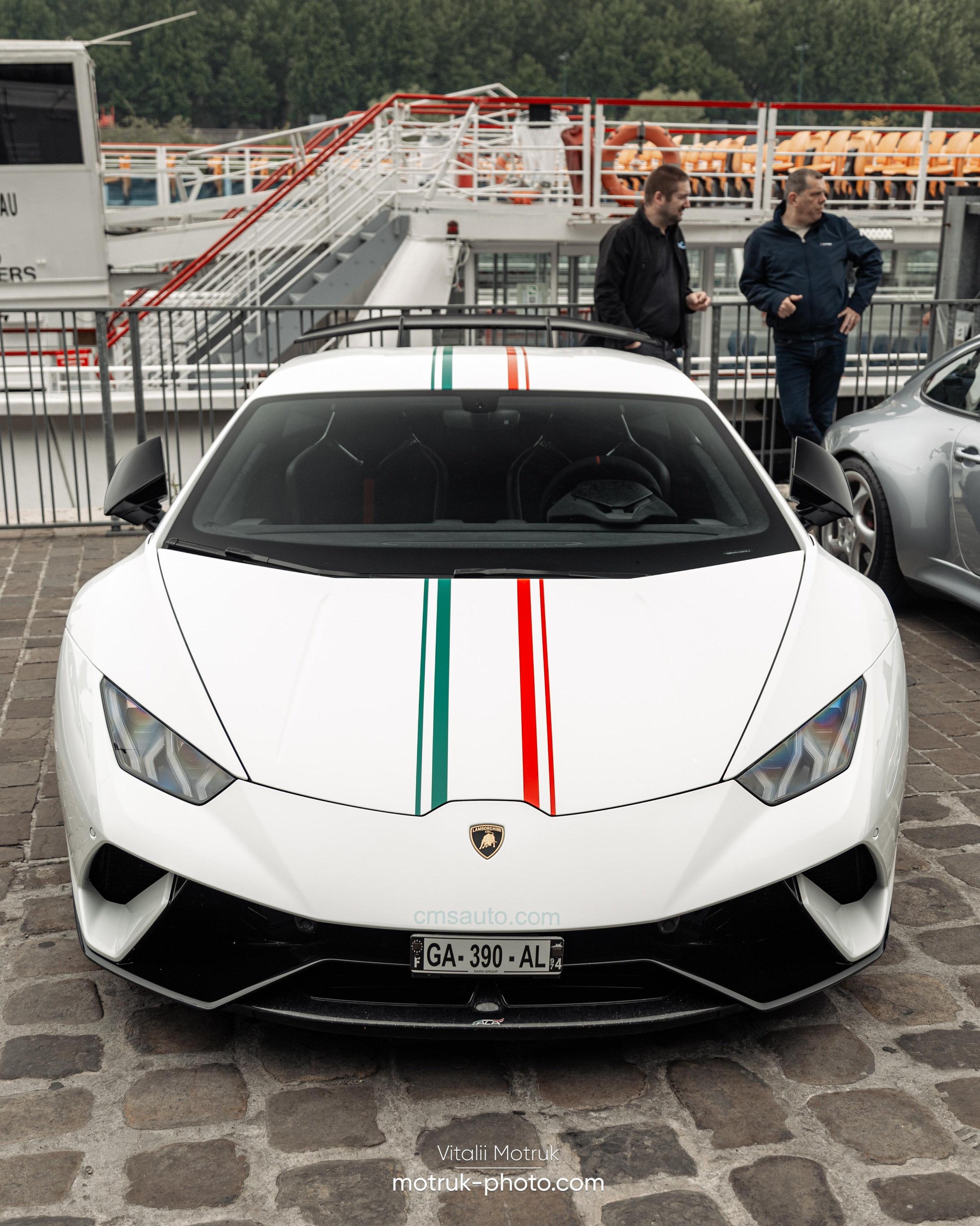 Bateaux Mouches 8 mai. Photographe de voitures à Paris — Vitalii Motruk