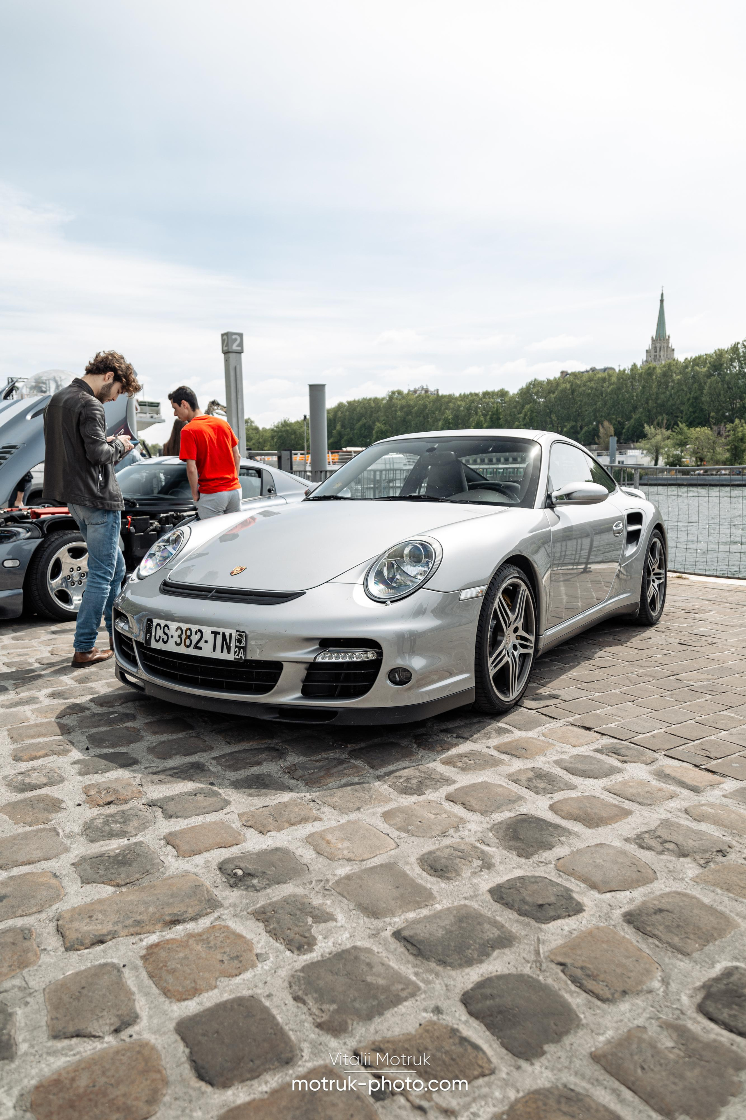 Bateaux Mouches 1 mai. Photographe de voitures à Paris — Vitalii Motruk