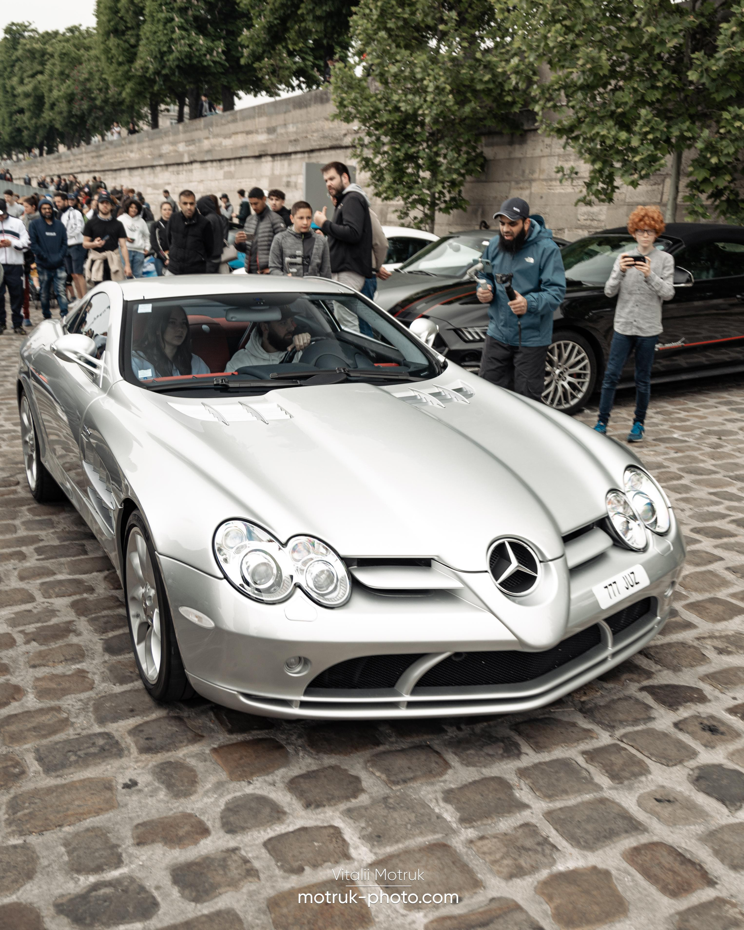 Bateaux Mouches 8 mai. Photographe de voitures à Paris — Vitalii Motruk