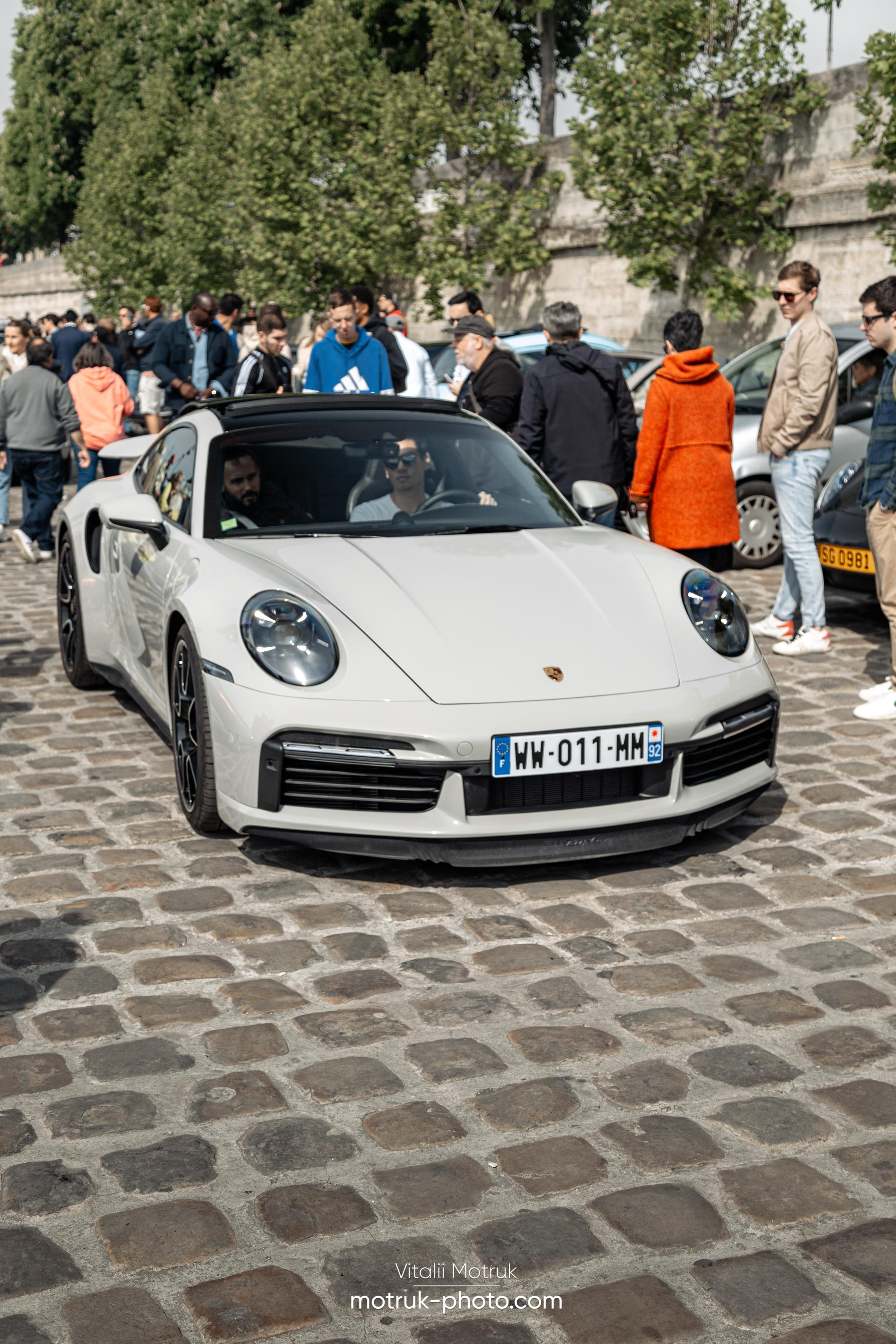Bateaux Mouches 1 mai. Photographe de voitures à Paris — Vitalii Motruk