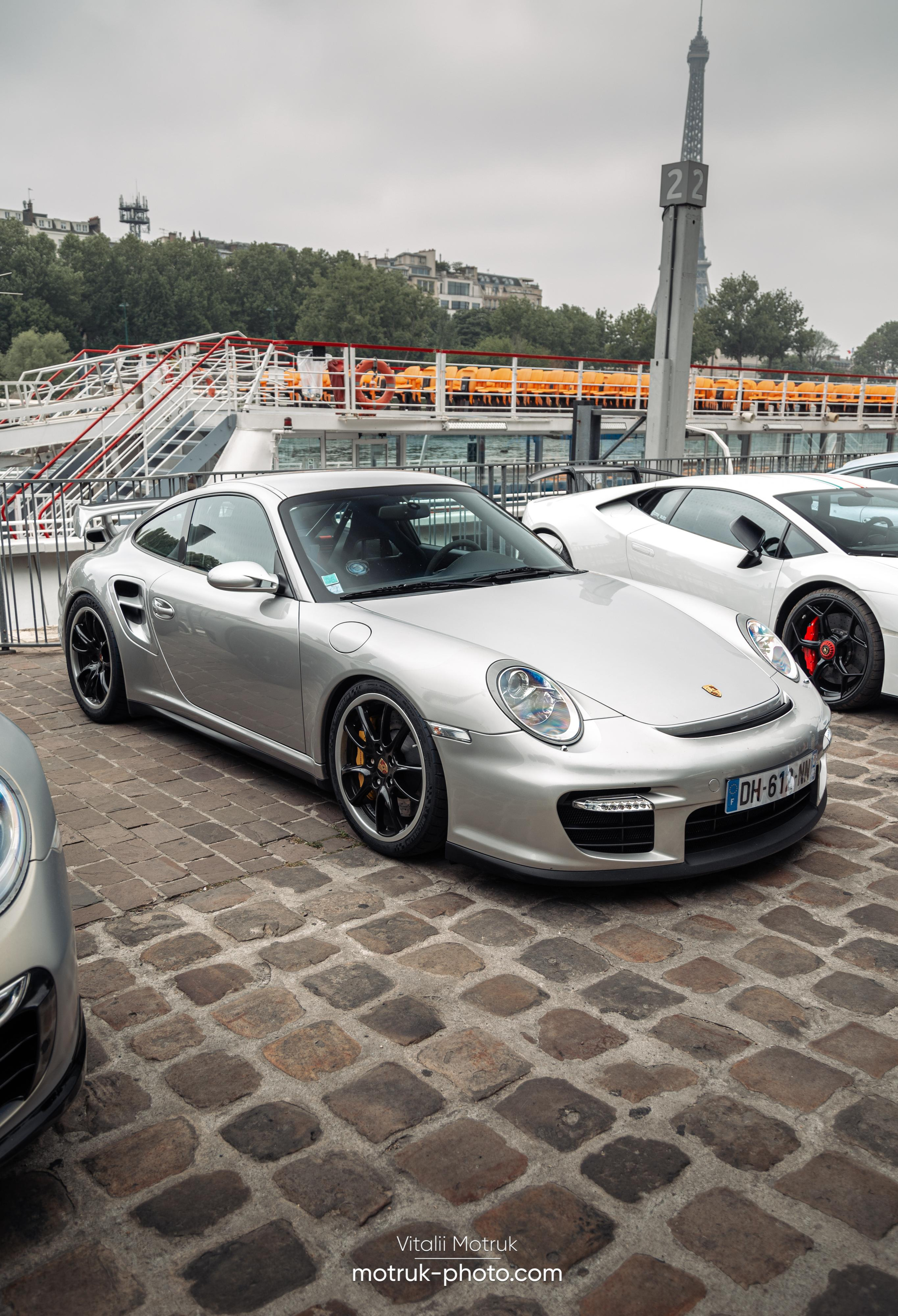 Bateaux Mouches 8 mai. Photographe de voitures à Paris — Vitalii Motruk