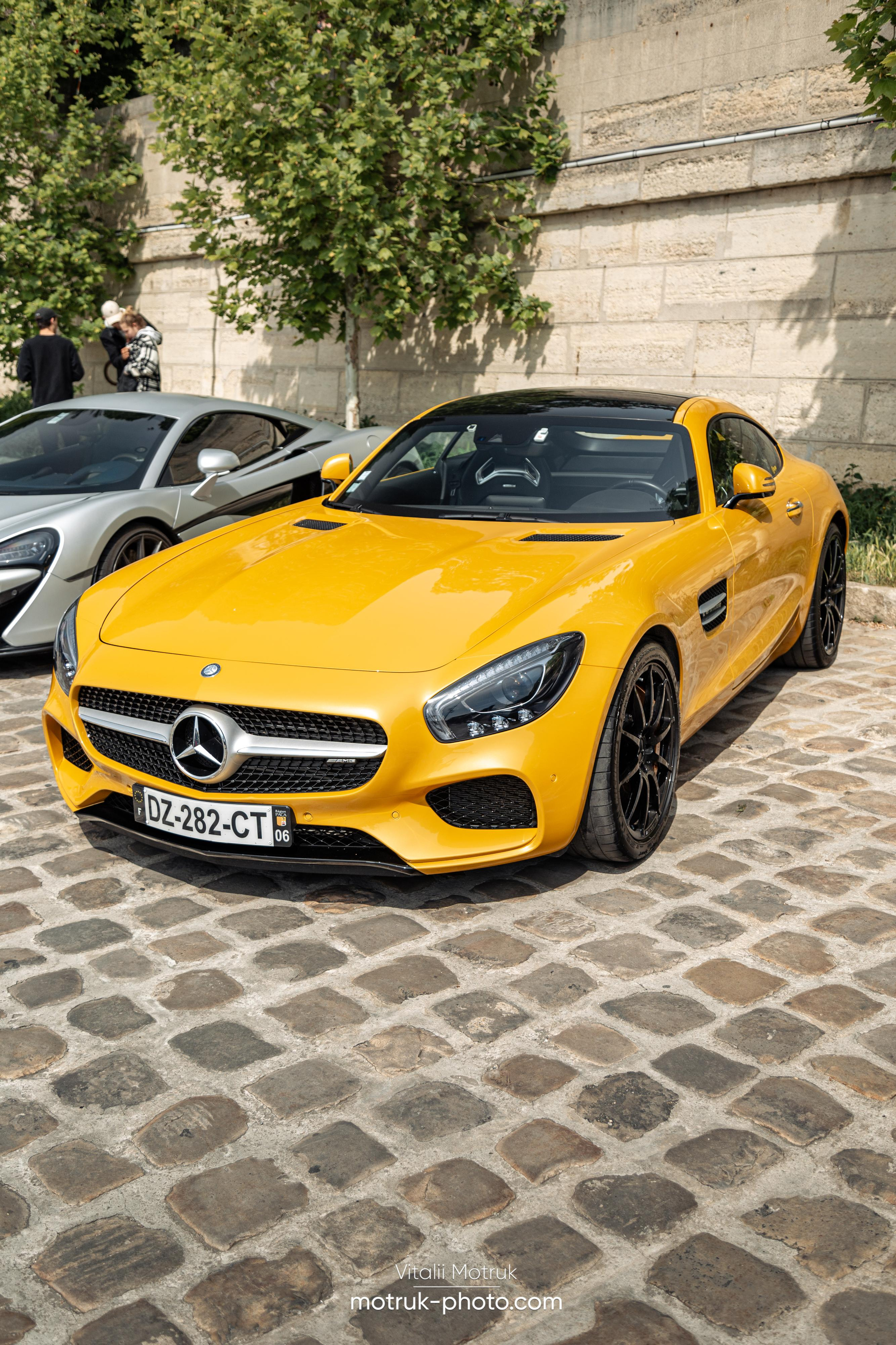Bateaux Mouches 1 mai. Photographe de voitures à Paris — Vitalii Motruk