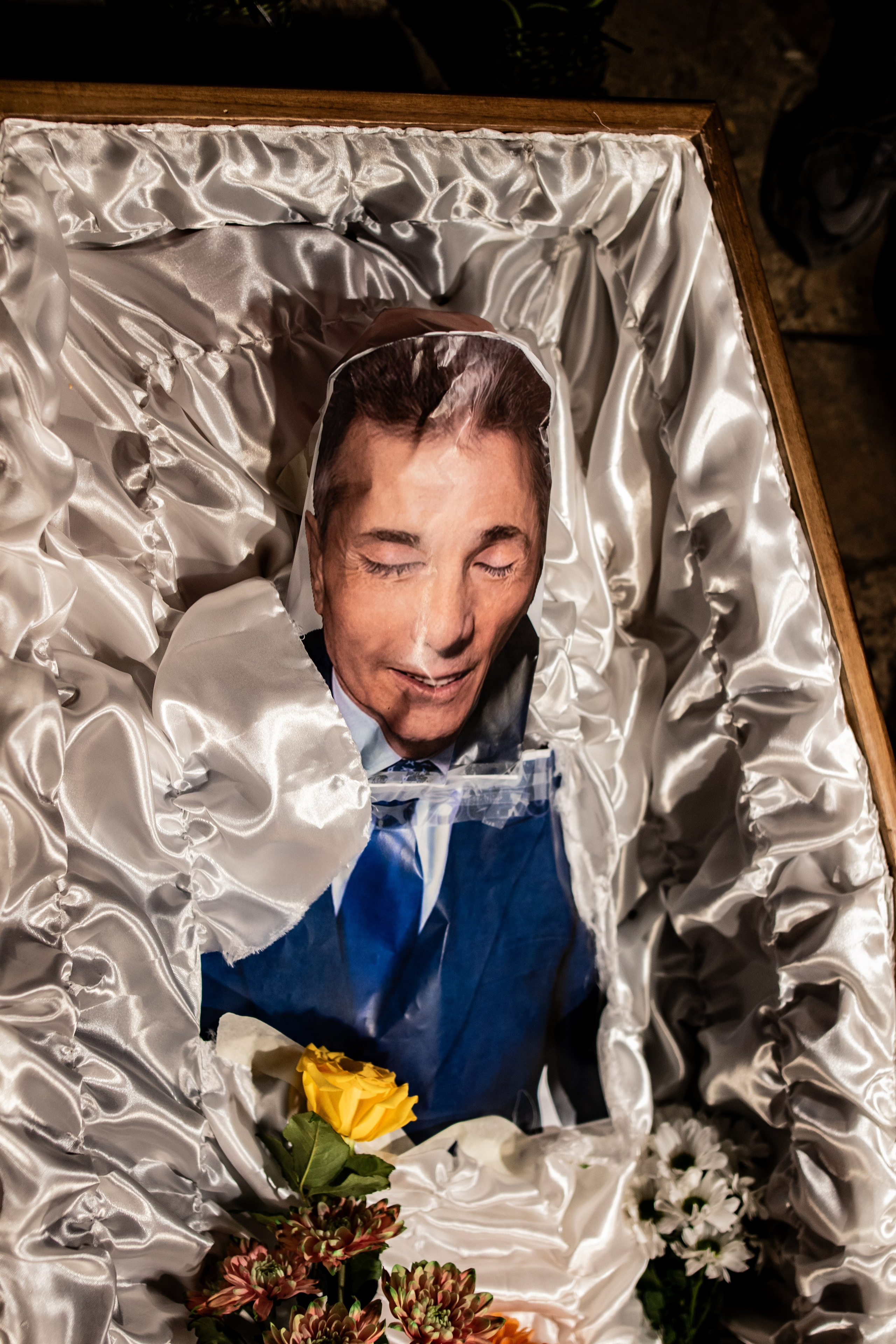 Les manifestants brûlent devant le Parlement une effigie de Bidzina Ivanishvili, le Premier ministre, placée dans un cercueil.