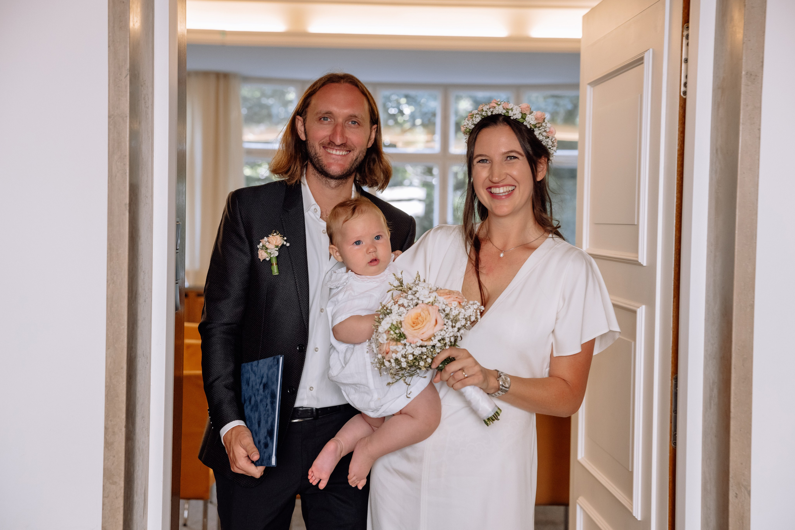 Kleine Familienhochzeit im Standesamt Mandlstrasse 14. Hochzeitsfotograf München Taufe Familienfotograf Tanja Mauke
