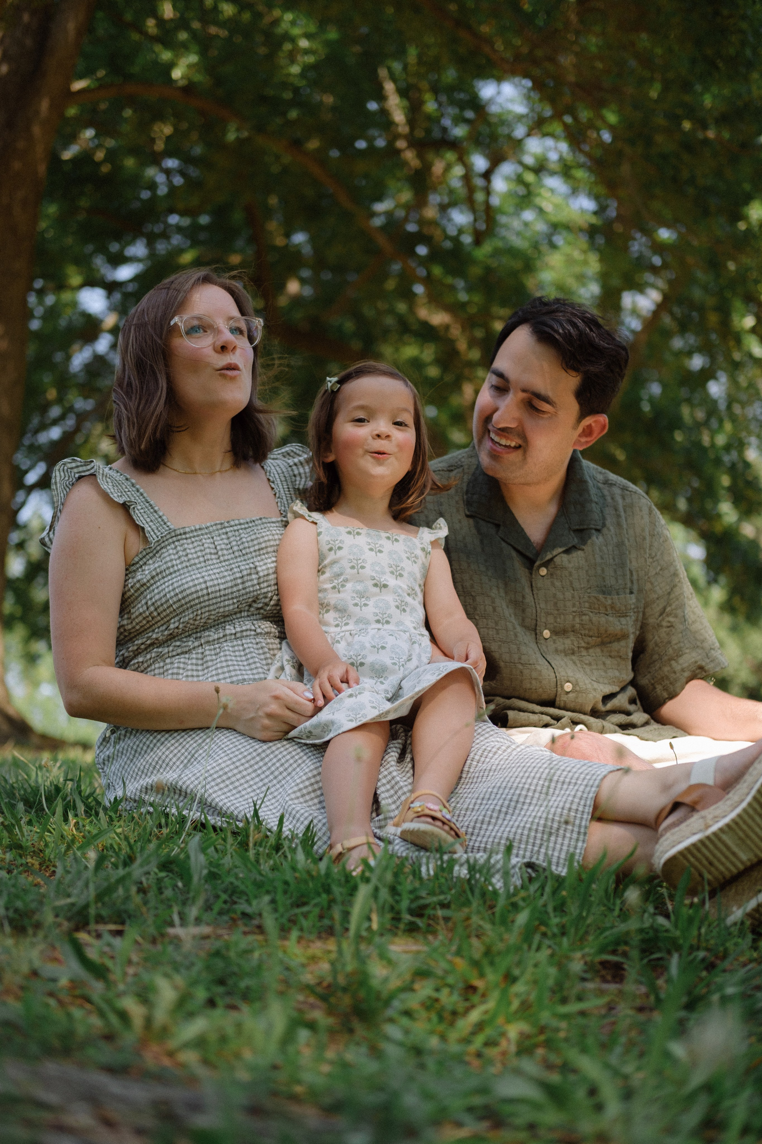 Family cuddles at Maymont Park in Richmond, VA