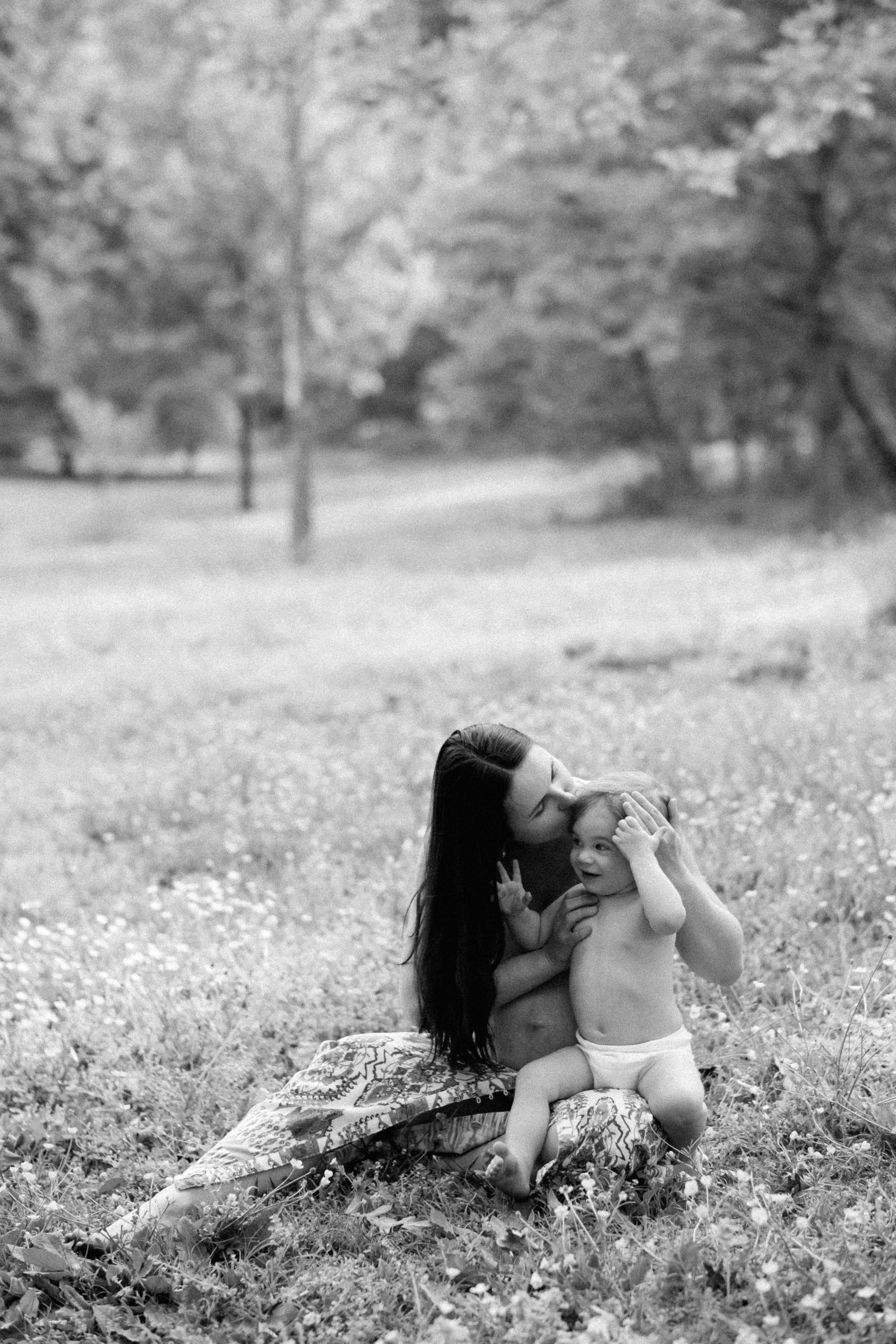 Spring Maternity Session at Bryan Park in Richmond, VA. Family Photographer Anna Dobrovolskaia | Richmond, VA